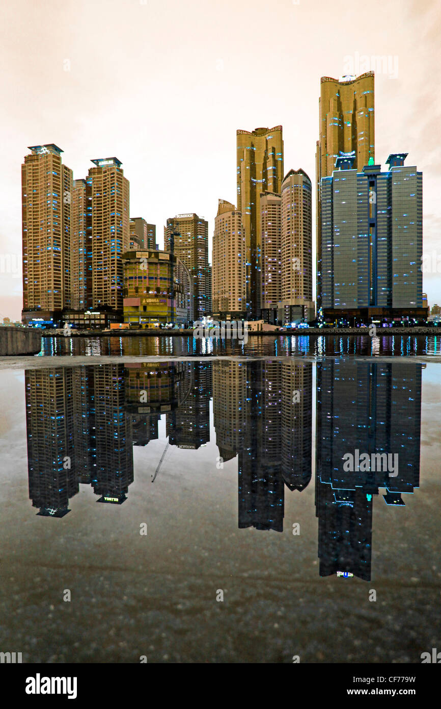 Skyline von der modernen Wohnung und Büro Gebäude bei Sonnenuntergang in Machunroo auf Dongbaek Insel in Busan, Südkorea Stockfoto