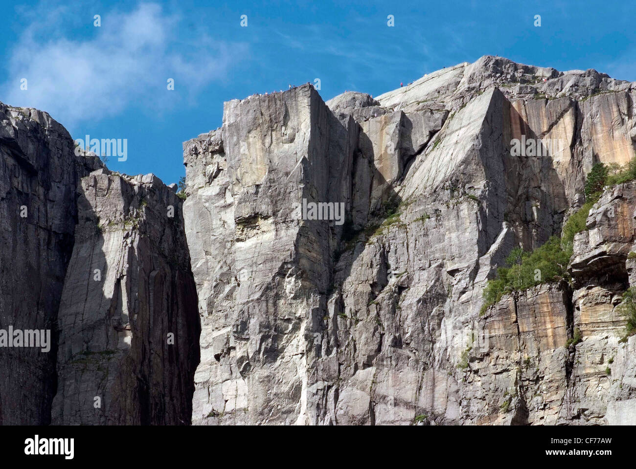 Norwegen Lysefjord Teast von Stavanger, jenseits der Høgsfjordes. Steilen Felsen Wände steigen auf über 3000ft über dem Fjord. Preikestolen. Stockfoto