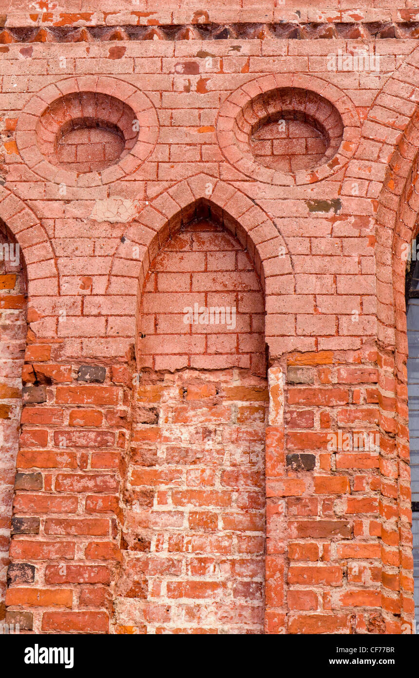 Antike Architektur Grunge roten Backsteingebäude dekorative Wand Hintergrund. Stockfoto