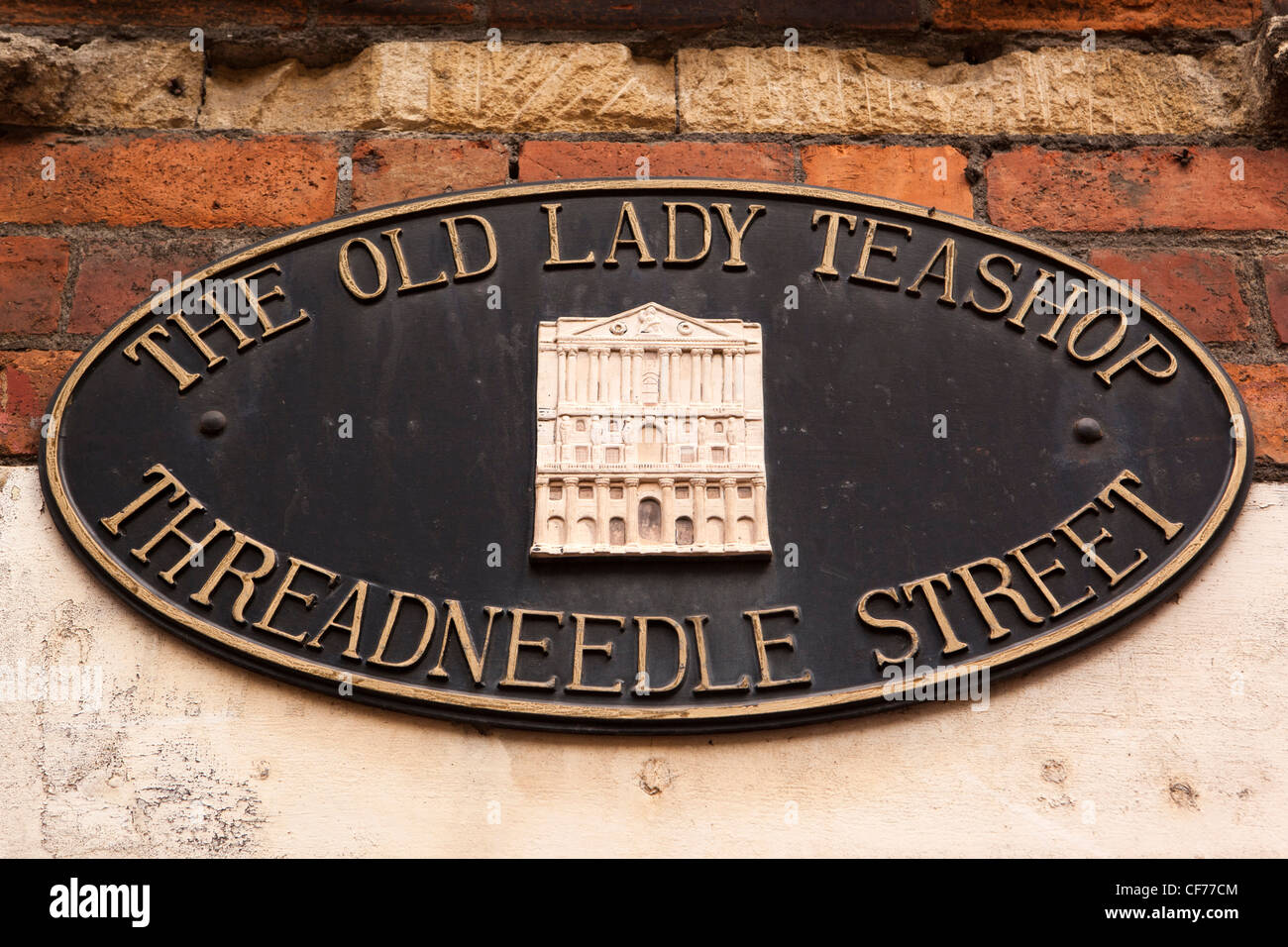 UK, Gloucestershire, Stroud, Threadneedle Street, alte Dame Teeladen melden Stockfoto