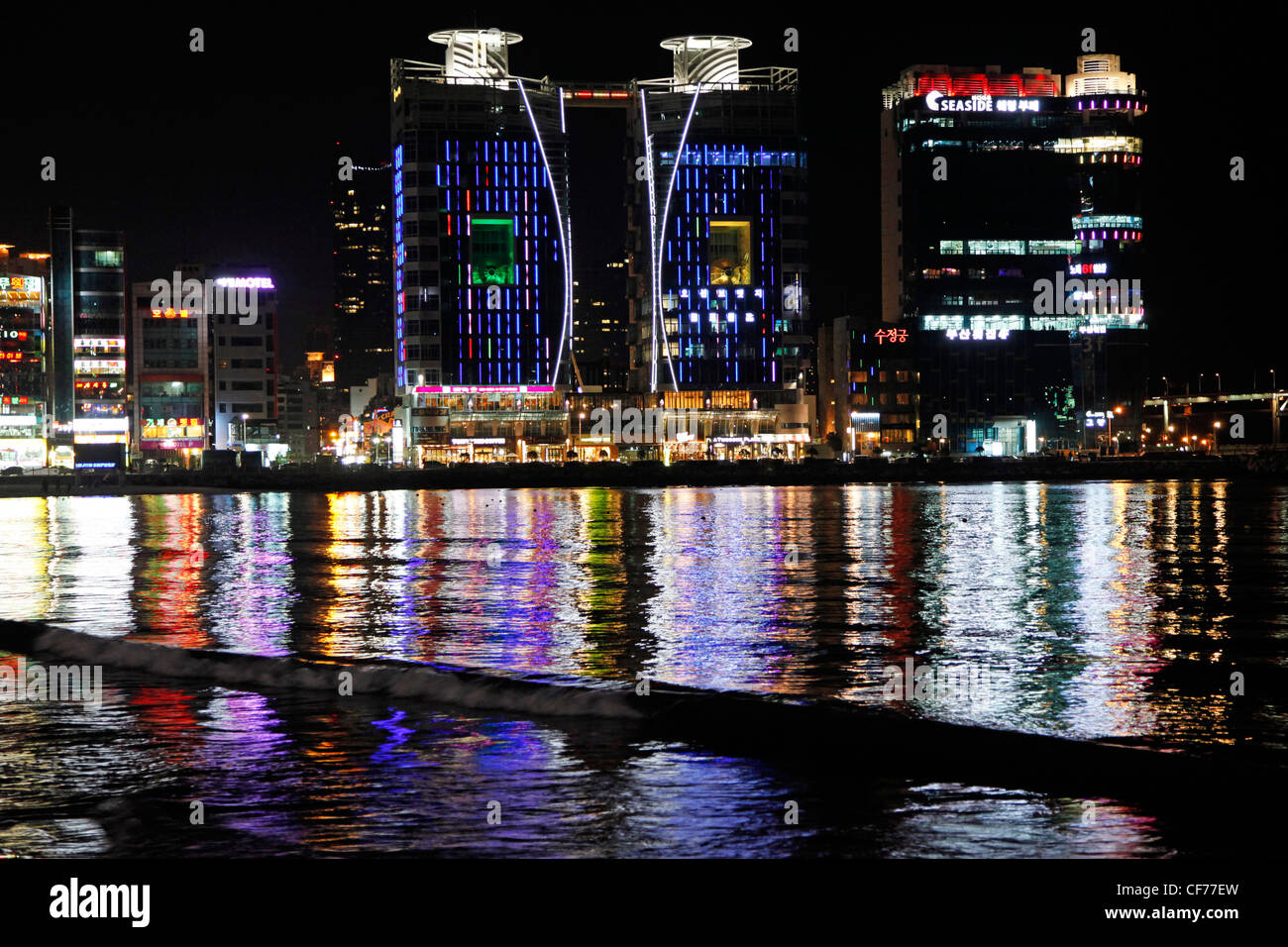 Nachtansicht und Illuminationen der rohen Fisch Stadt Gwangalli Beach in Busan, Südkorea Stockfoto