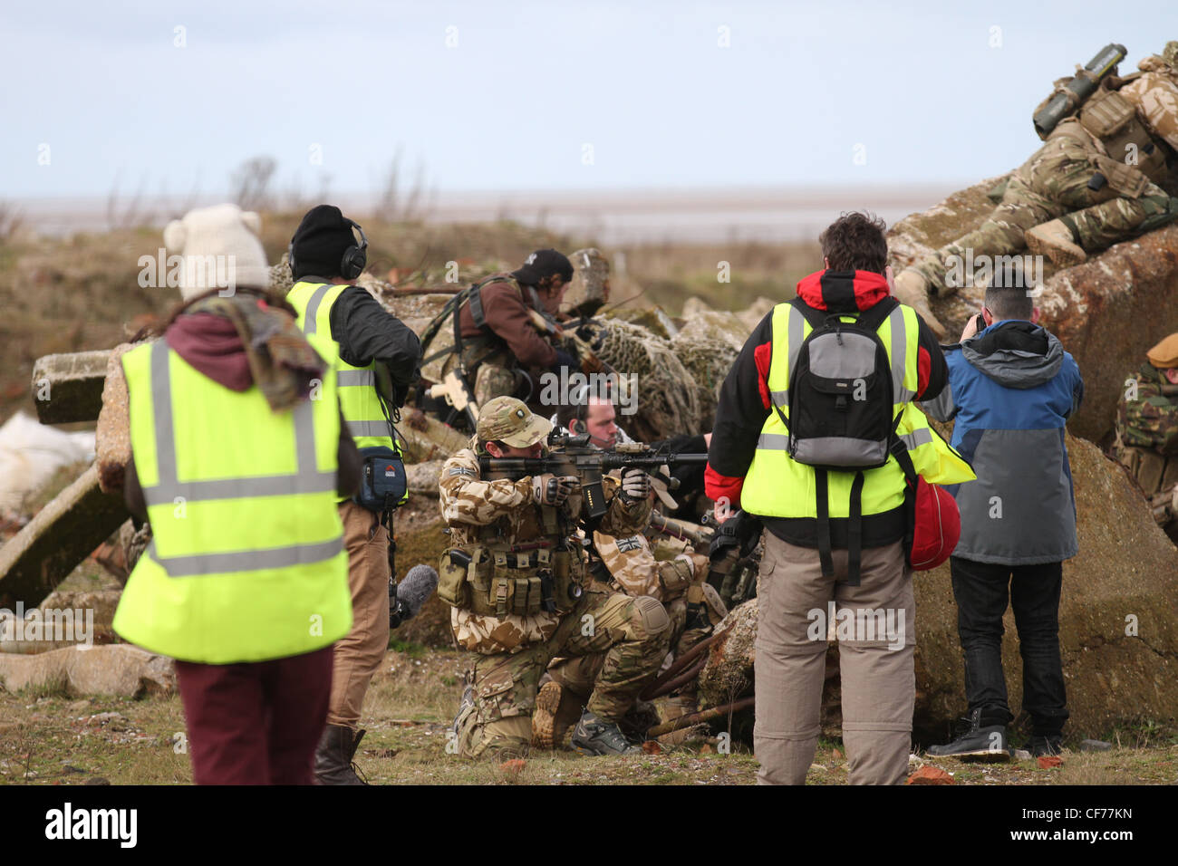 Ein Kurzfilm-Produktion in Southport Strand replizieren den afghanischen Konflikt mit Strand Schutt als Back-Drop, Merseyside, UK Stockfoto