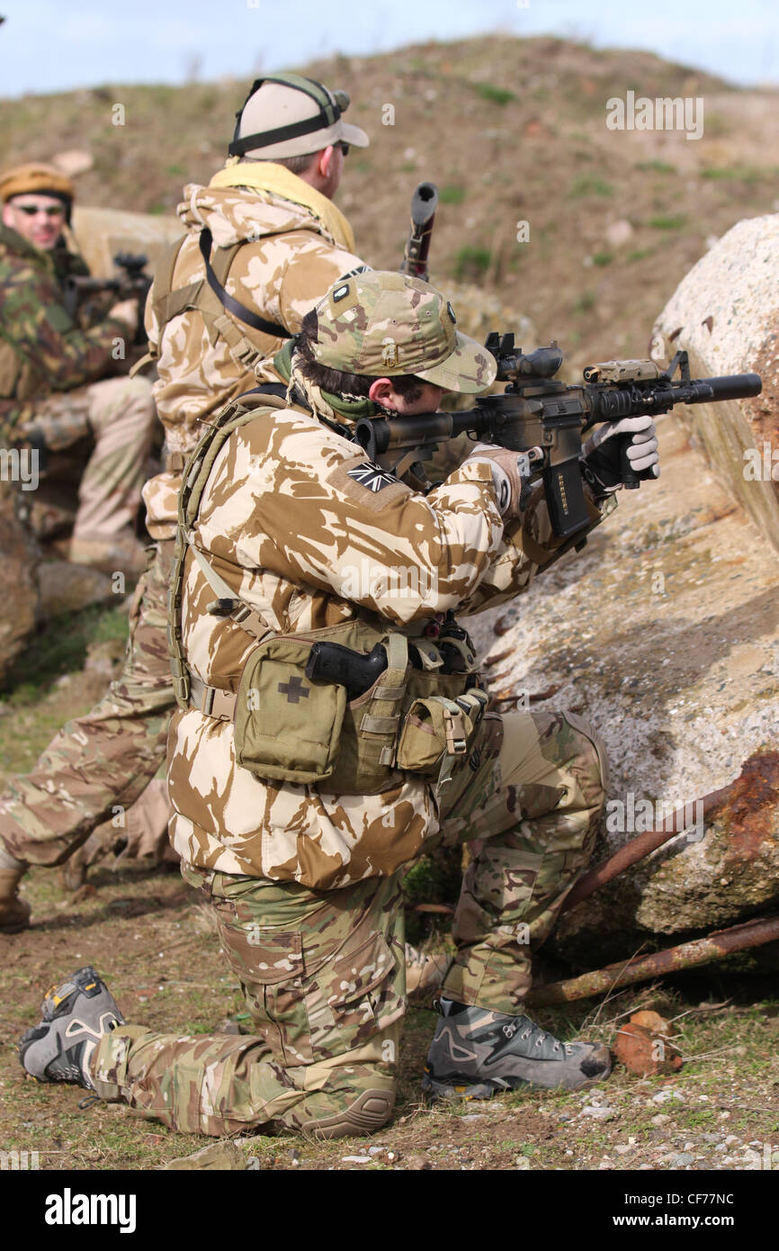 Ein Kurzfilm-Produktion in Southport Strand replizieren den afghanischen Konflikt mit Strand Schutt als Back-Drop, Merseyside, UK Stockfoto