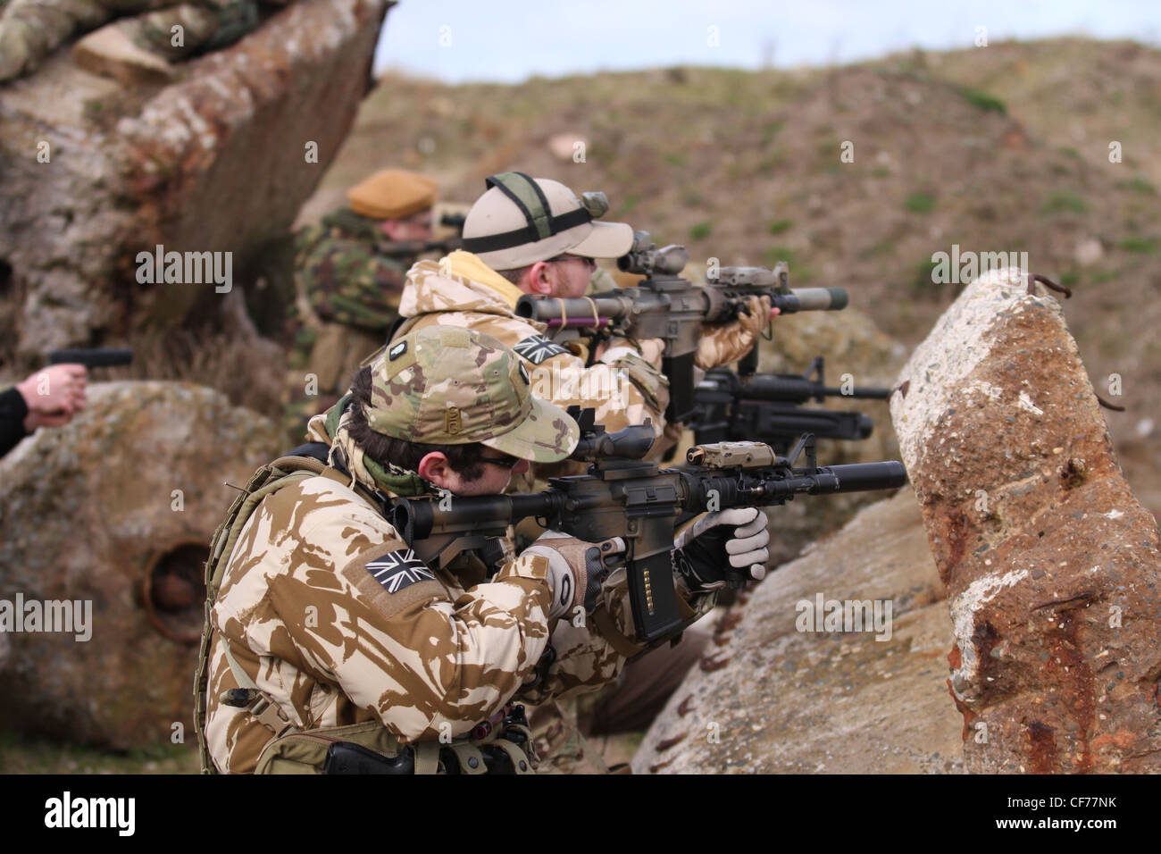 Eine Kurzfilmproduktion am Southport Beach, die den afghanischen Konflikt mit Strandschutt und Felsen als Rückfall repliziert, Merseyside, Großbritannien Stockfoto