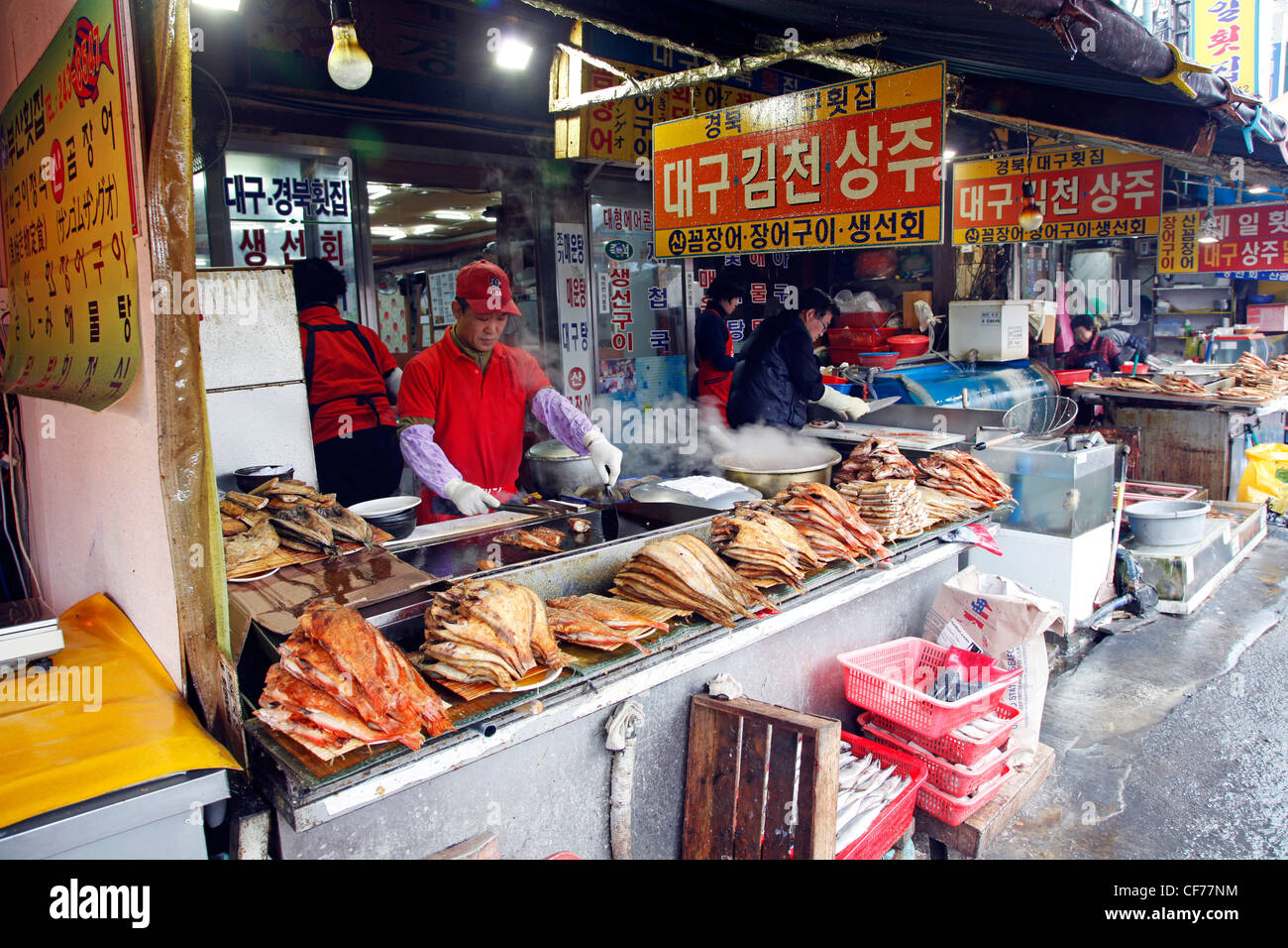 Fischen Sie auf dem Display auf einen Fisch stand auf Jagalchi Fischmarkt in Busan, Südkorea Stockfoto