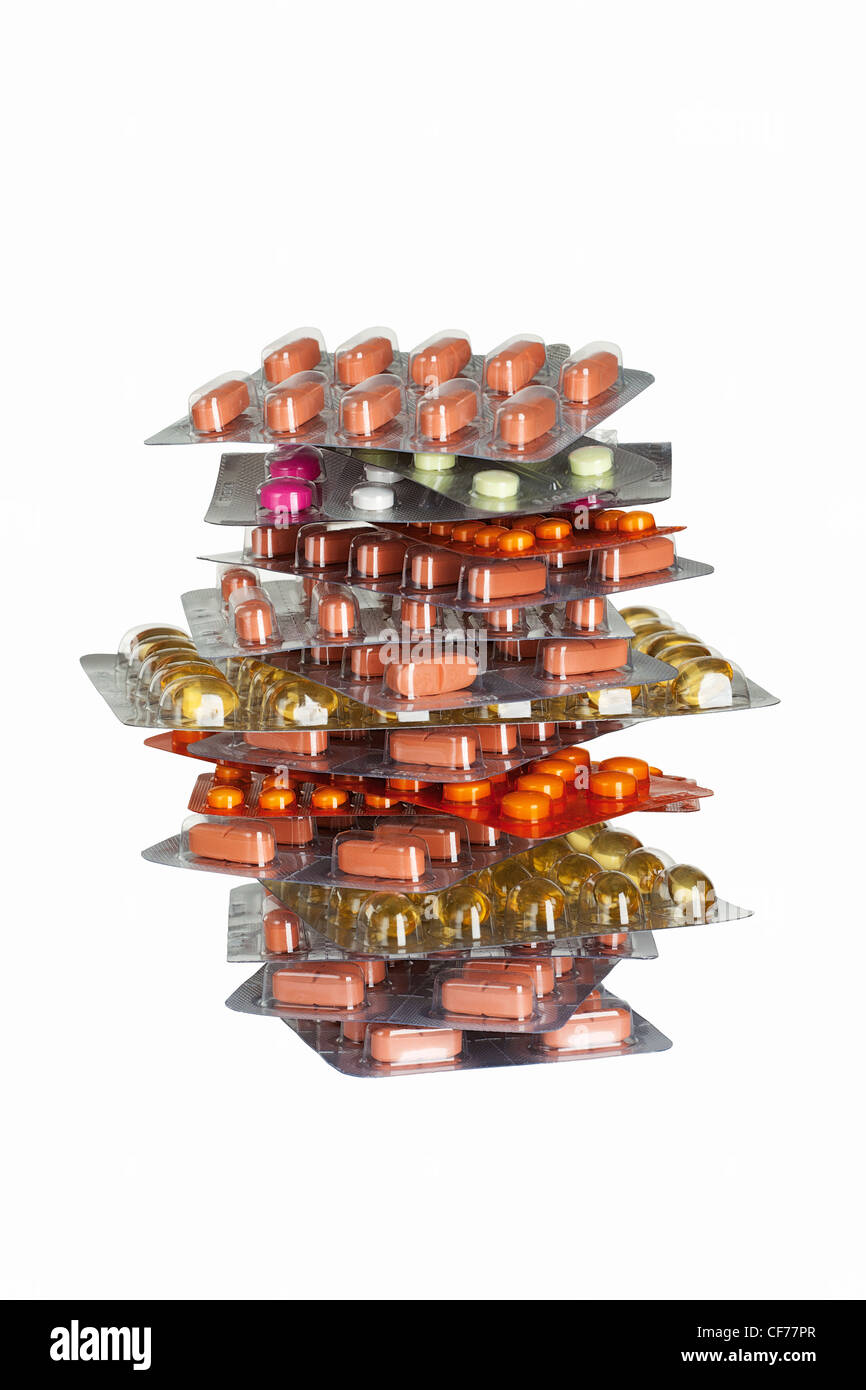 Haufen von Paketen mit Tabletten isoliert auf weißem Hintergrund Stockfoto