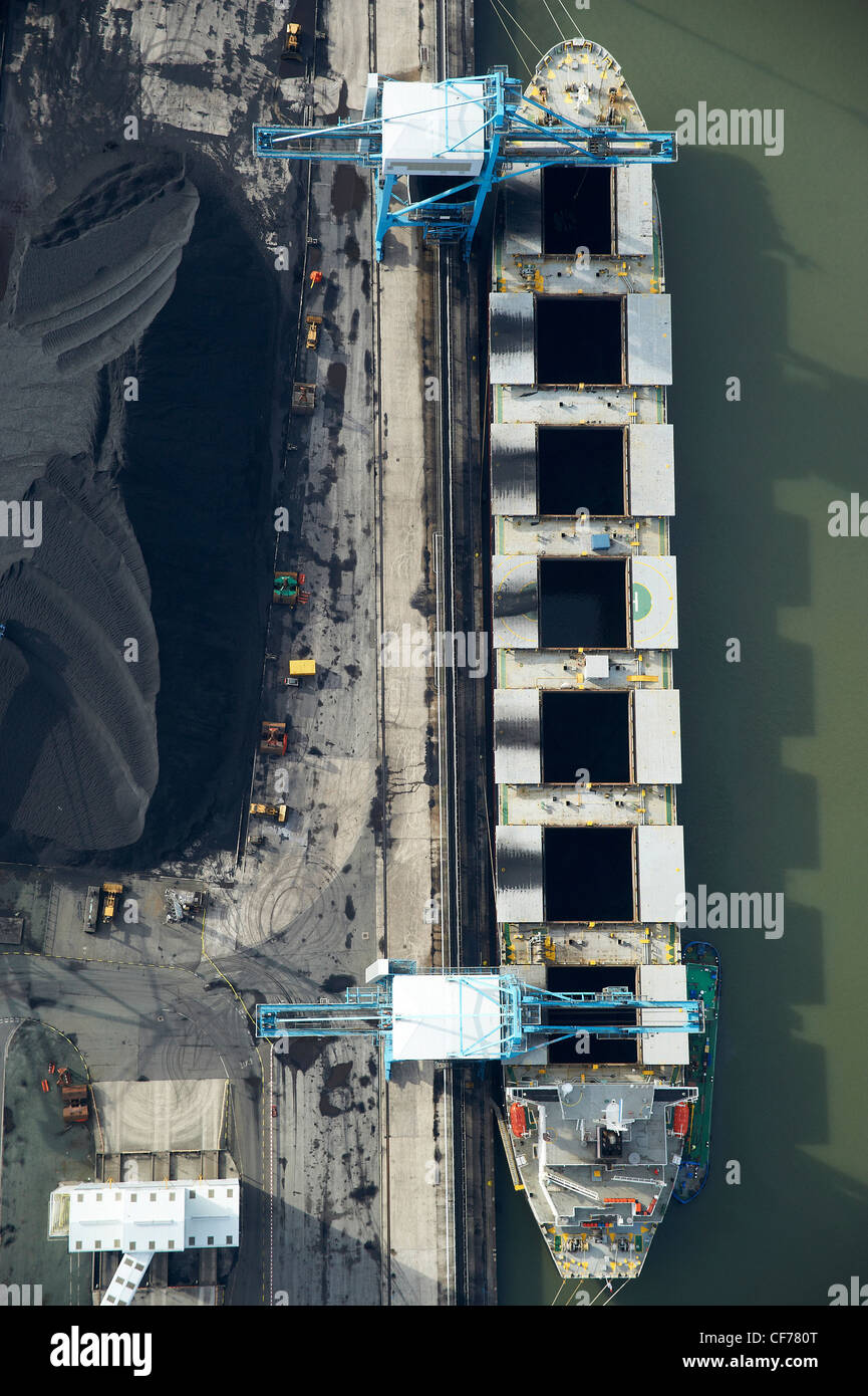 Schiff entladen Kohle, Liverpool Docks, North West England Stockfoto