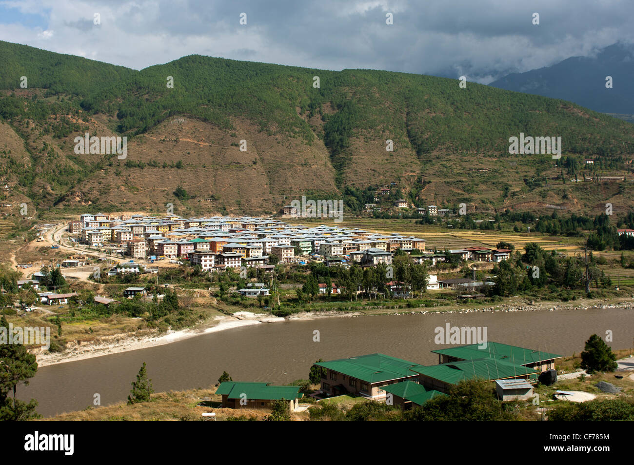 Die Gemeinde von Wangdue auf einem Plateau am Punastangchhu-Fluss, Bhutan Stockfoto