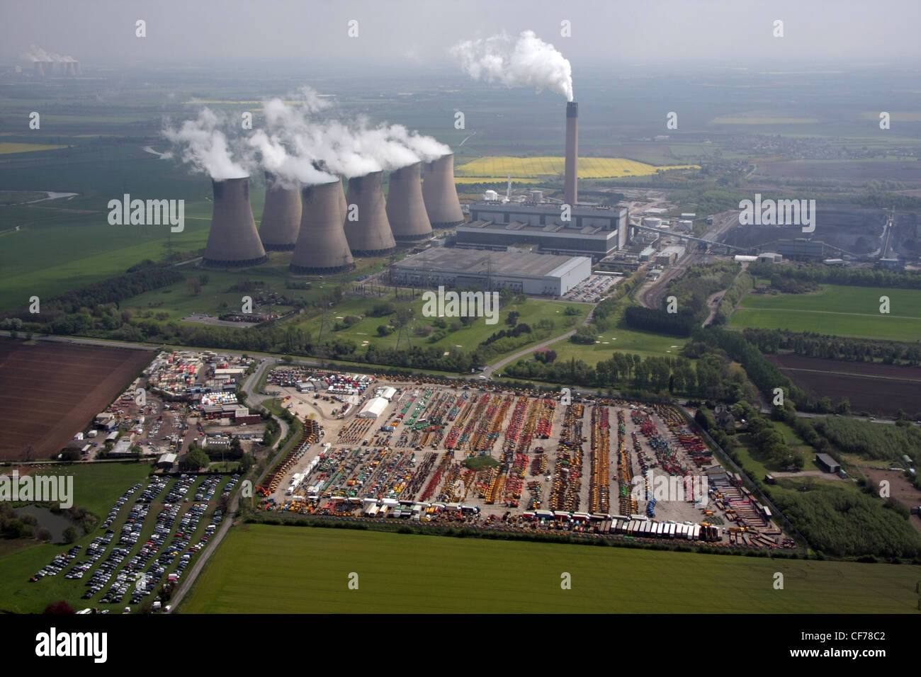 Luftaufnahme des Euro Auctions Maschinenauktionsgeldes mit Eggborough Power Station im Hintergrund Stockfoto