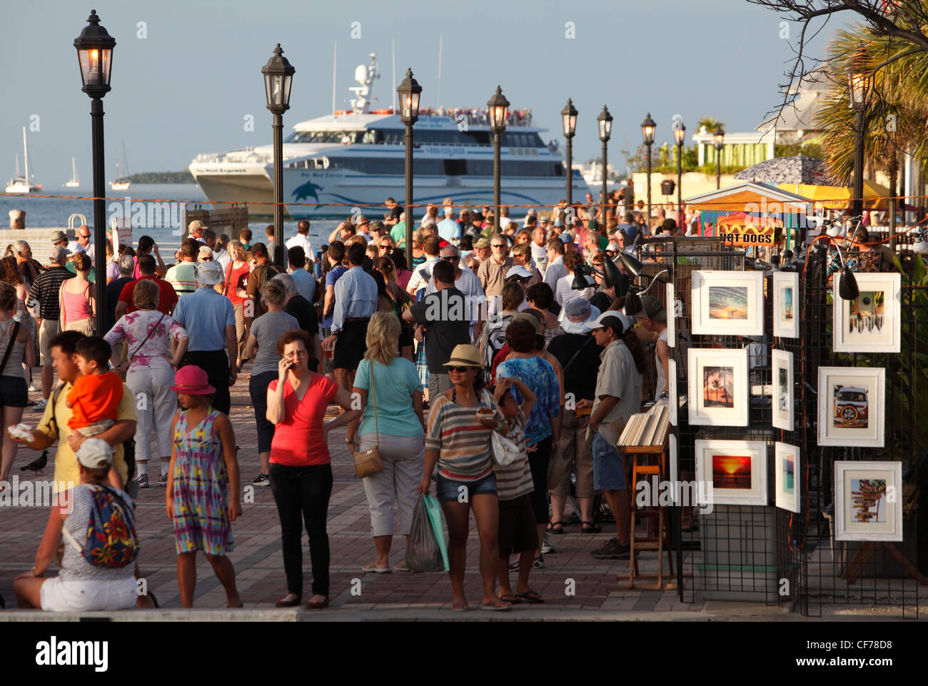 Eine Menschenmenge in der Nähe von Sonnenuntergang am Mallory Square, Key West, Florida Stockfoto