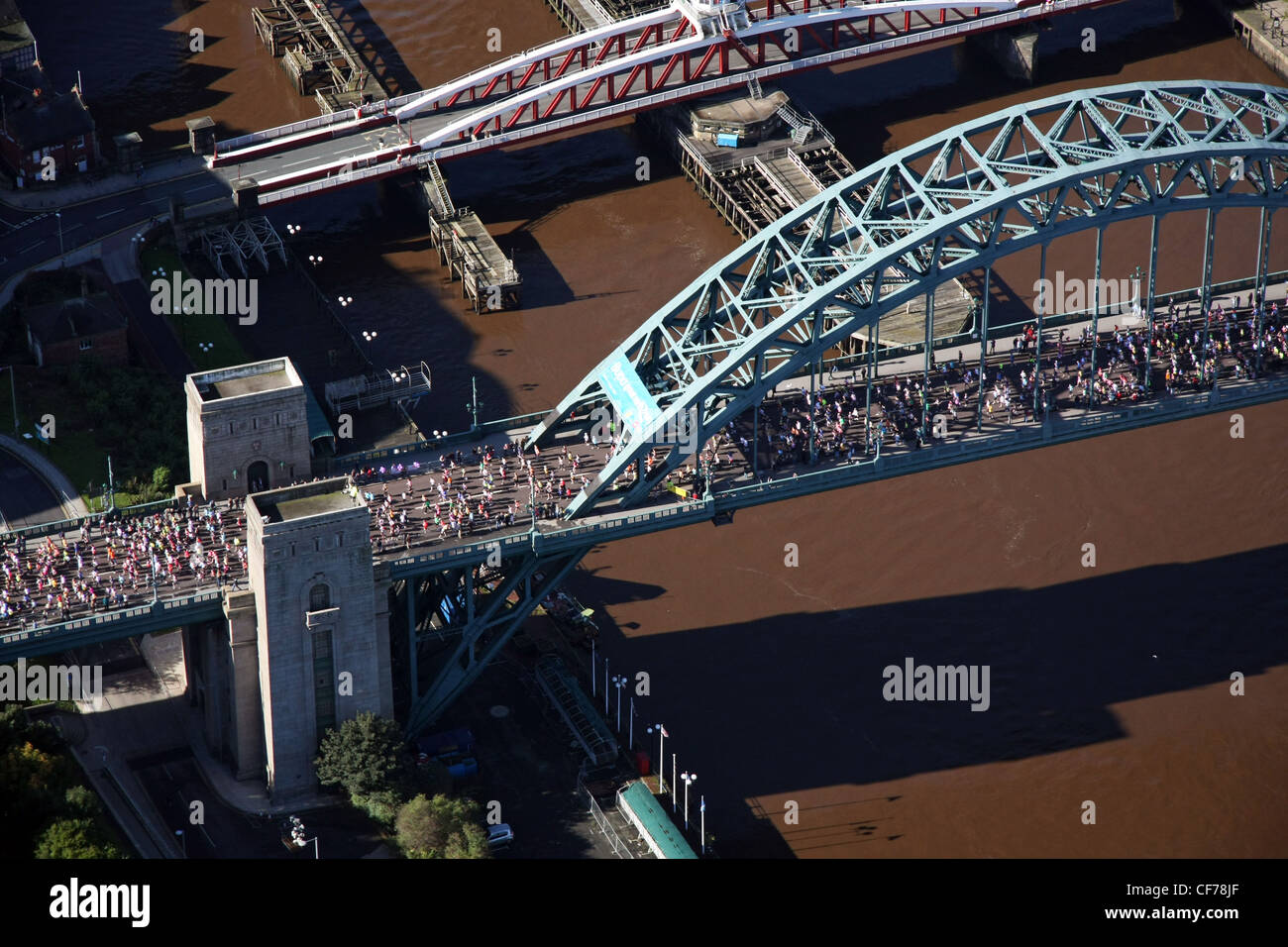 Luftaufnahme von Newcastle upon Tyne während des jährlichen Great North Run im Jahr 2008 (die Tyne Bridge stammt aus der Zeit vor der viel größeren Sydney Harbour Bridge) Stockfoto