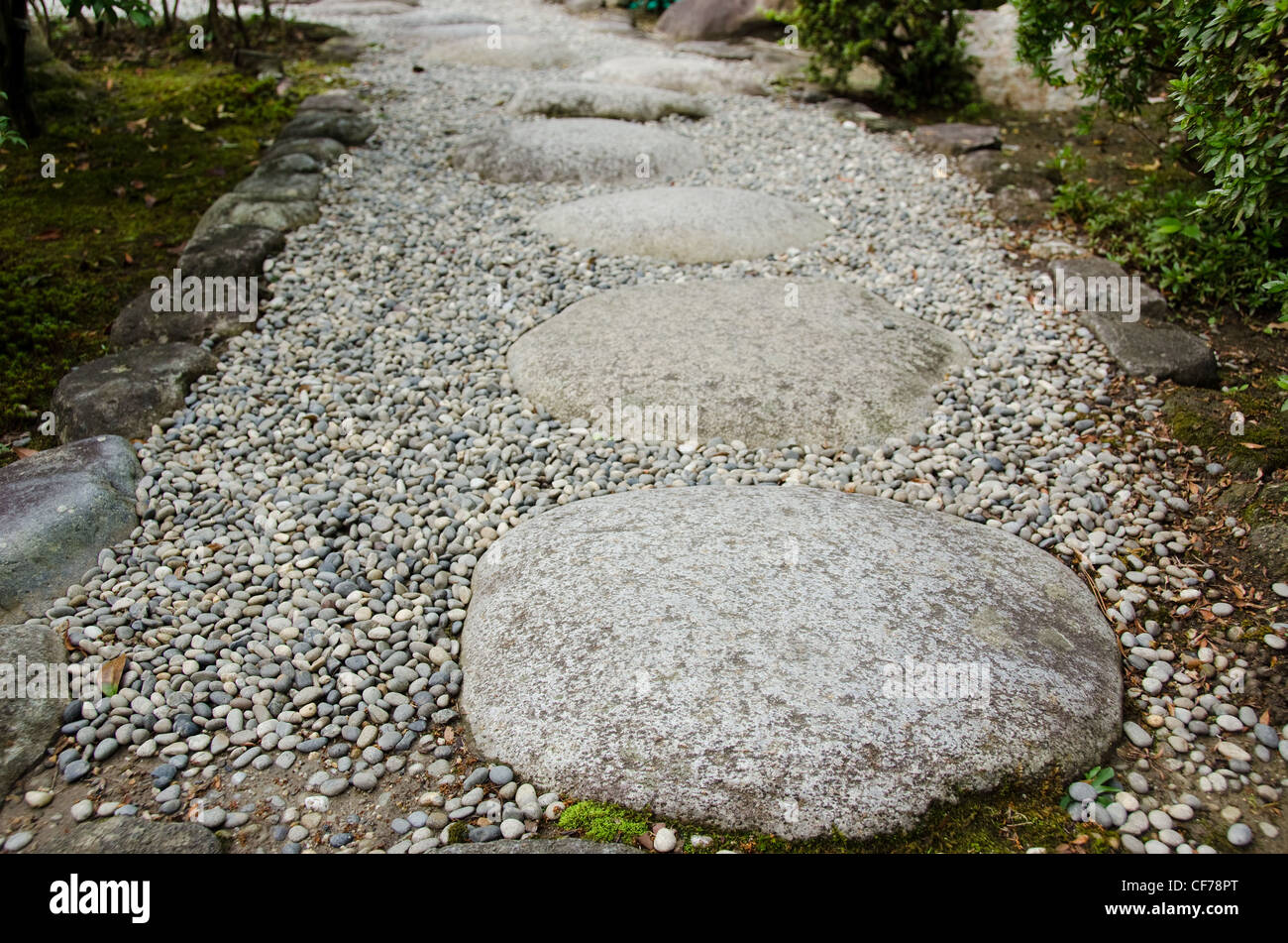 Trittsteine auf Schotter in einem japanischen Garten Stockfoto