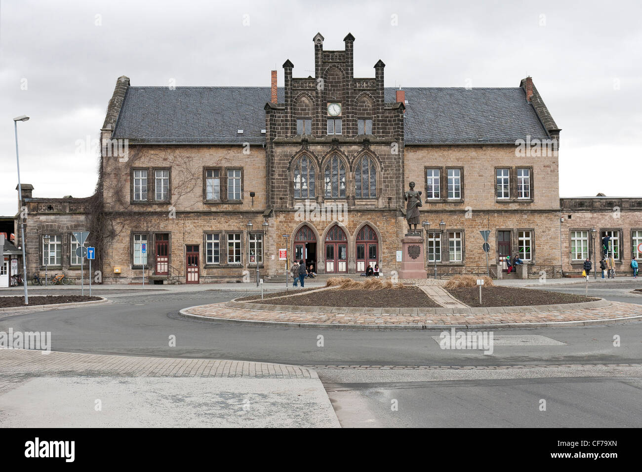 Quedlinburg, Deutschland mit dem Bahnhof und gepflasterten Straße Stockfoto
