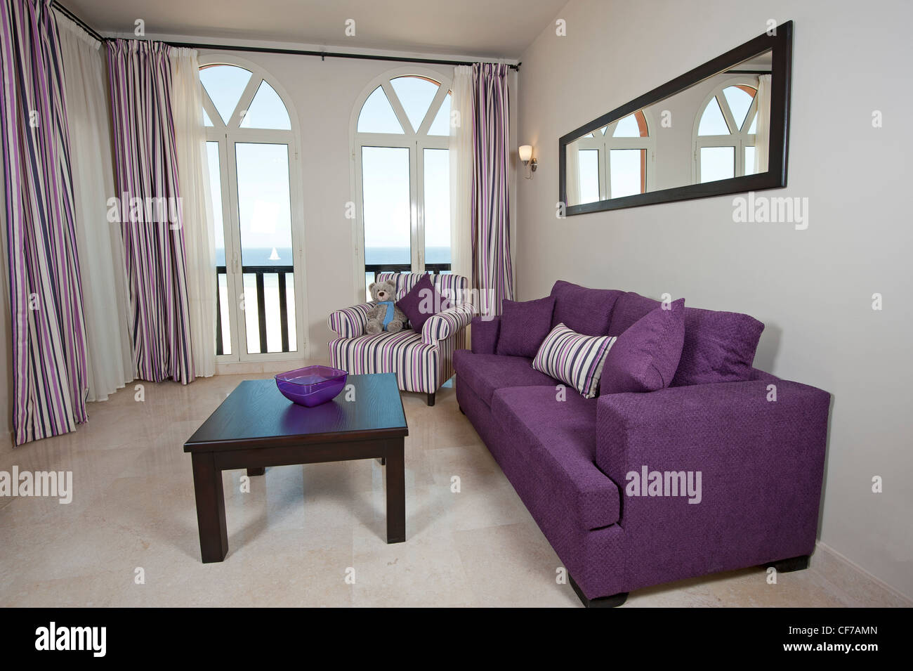 Interior Design aus einem Luxus-Apartment-Wohnzimmer mit Blick aufs Meer Stockfoto