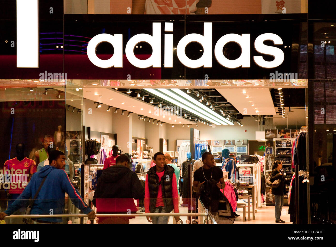 Menschen stehen außerhalb der Adidas store, Einkaufszentrum Westfield Stratford London UK Stockfoto