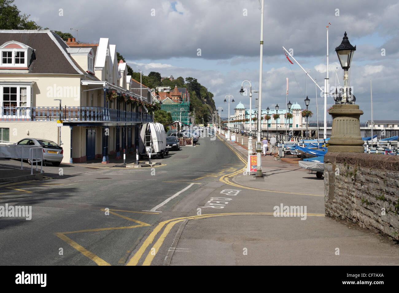 Die Esplanade in Penarth bei Cardiff Wales mit dem Yacht Club walisischer Küste britische Küste Stockfoto