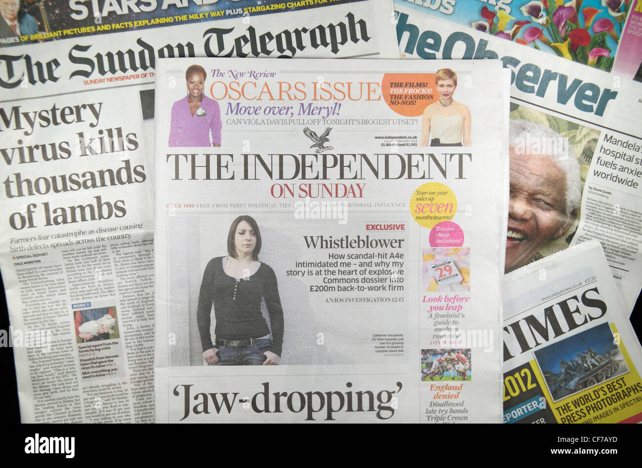 The Independent, sitzen auf der anderen UK nationalen Qualitätszeitungen (The Sunday Times, The Observer, The Sunday Telegraph). Stockfoto