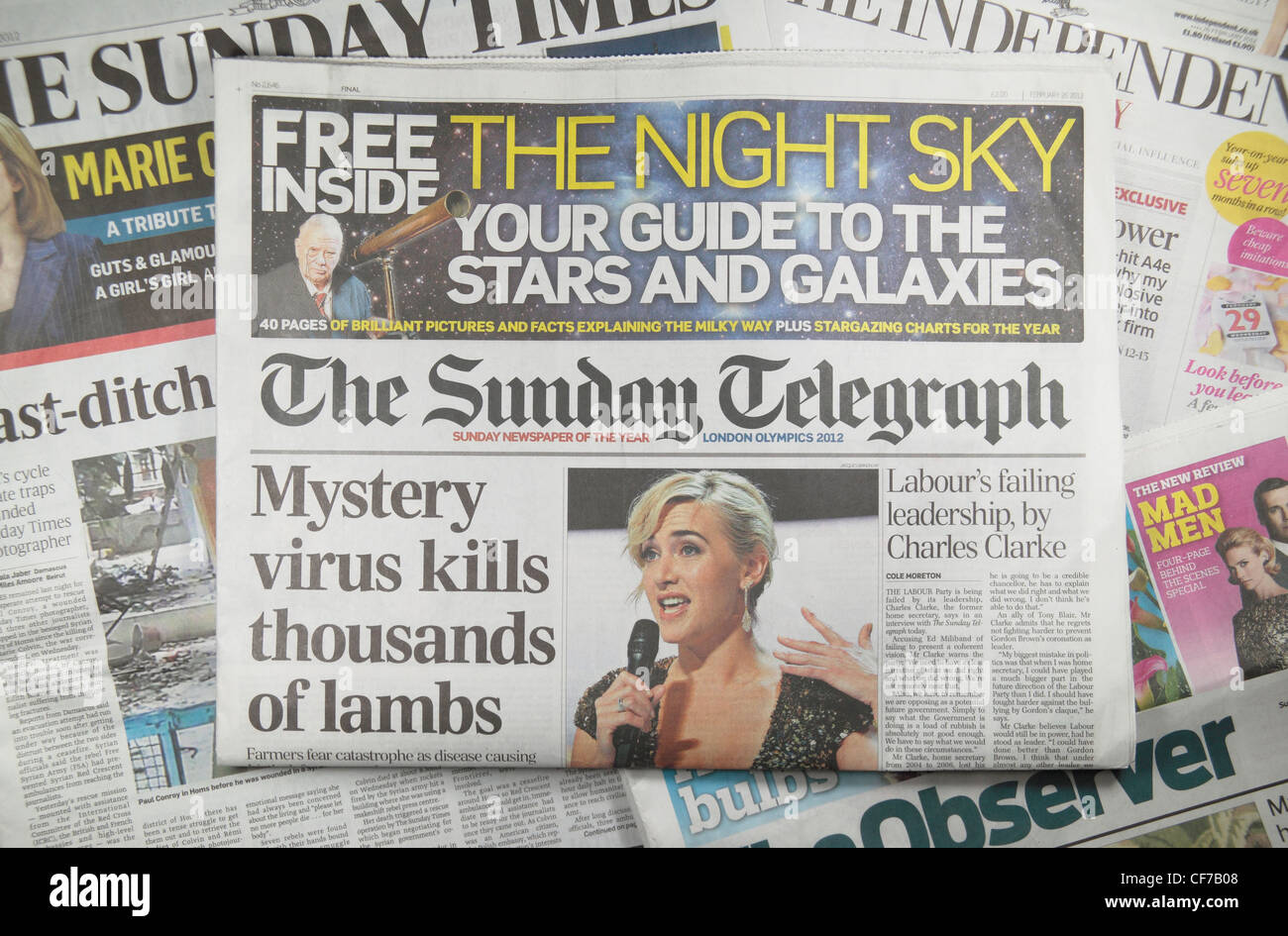 Der Sunday Telegraph sitzen auf der anderen UK nationalen Qualitätszeitungen (The Sunday Times, The Observer, The Independent). Stockfoto