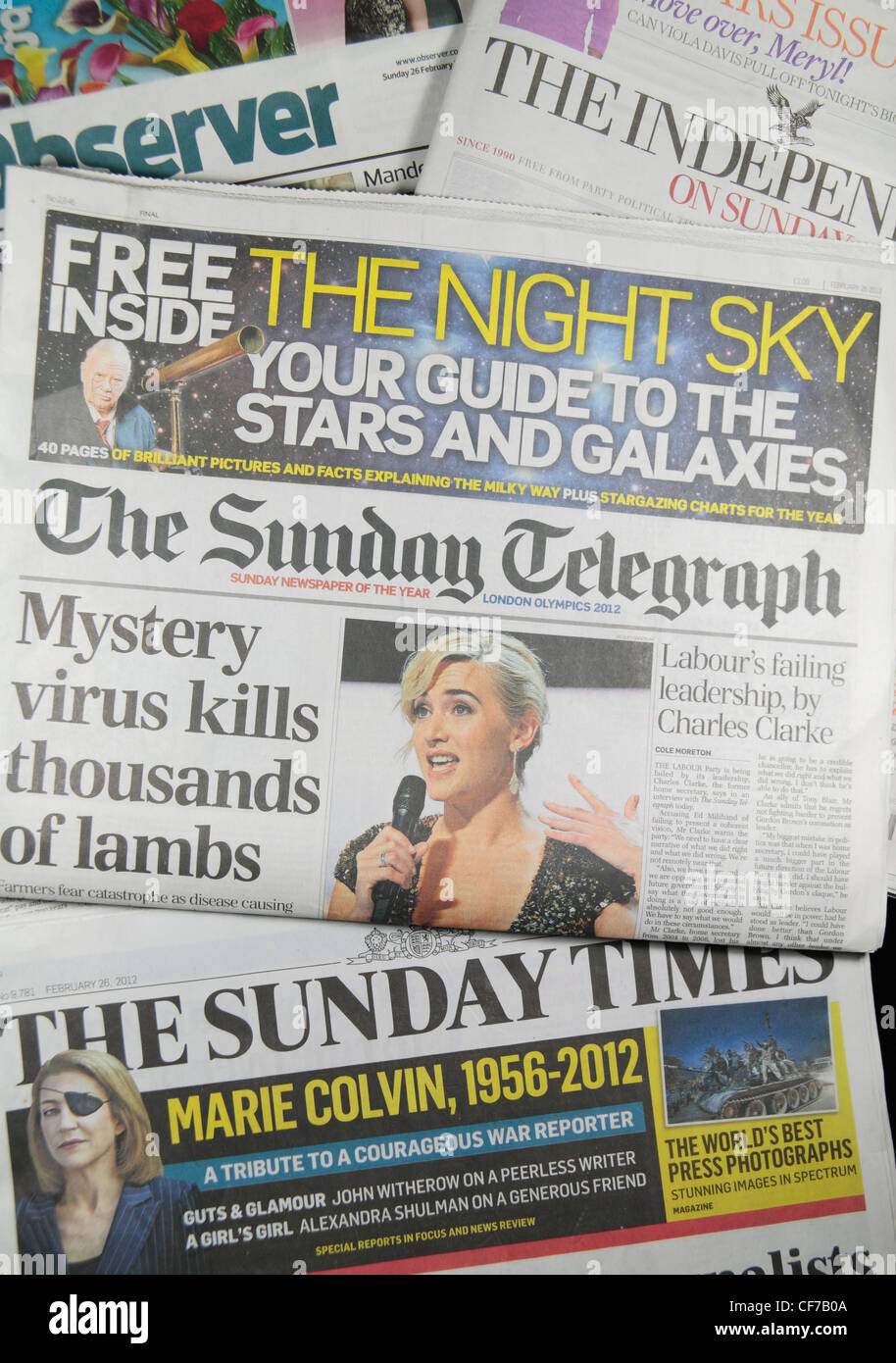 Der Sunday Telegraph sitzen auf der anderen UK nationalen Qualitätszeitungen (The Sunday Times, The Observer, The Independent). Stockfoto