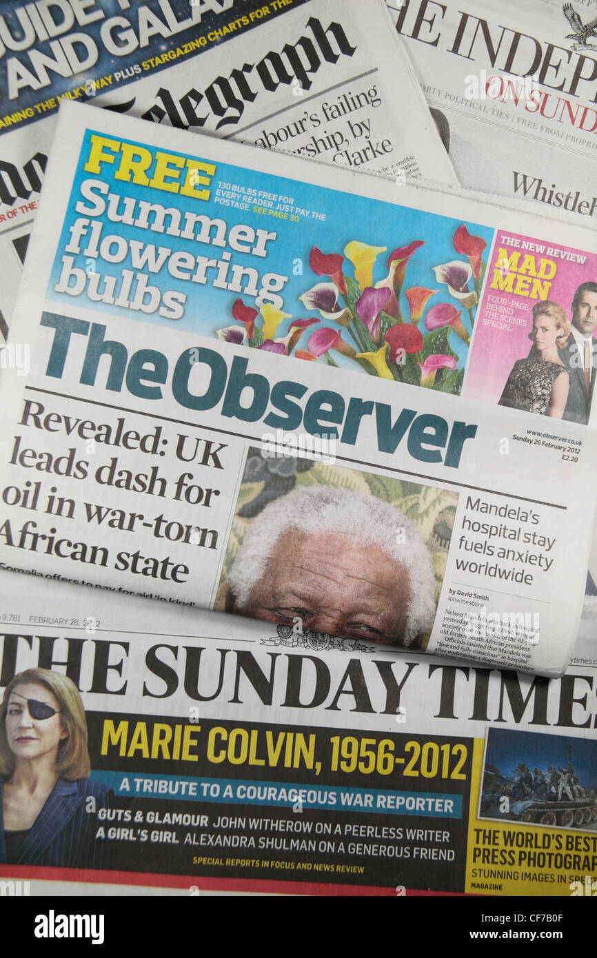 Der Beobachter sitzt auf der anderen UK nationalen Qualitätszeitungen (The Sunday Times, The Sunday Telegraph, The Independent). Stockfoto