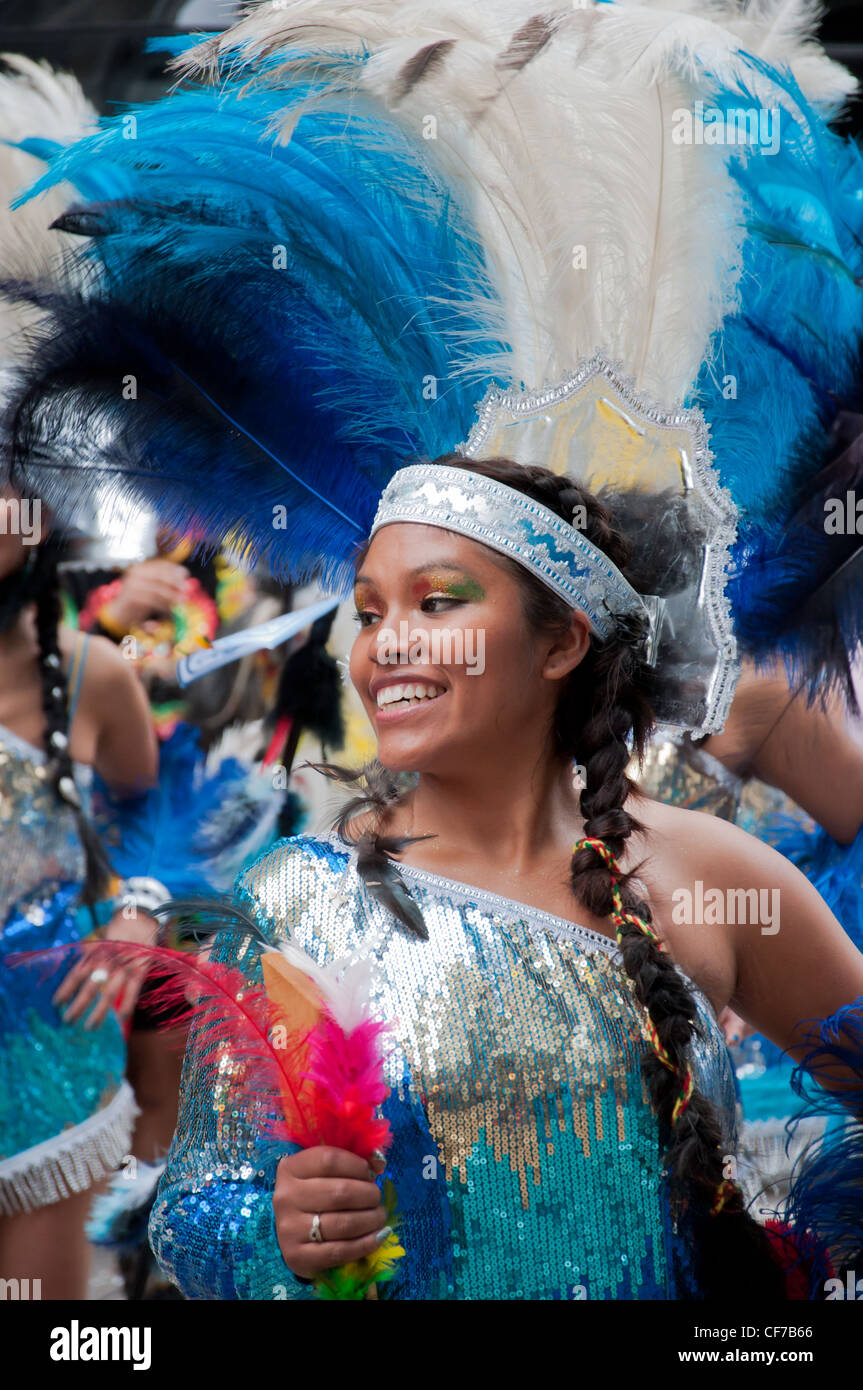 Verschleierte Mädchen in der lateinamerikanischen Parade 2011 Zürich Karnevalsumzug. Stockfoto