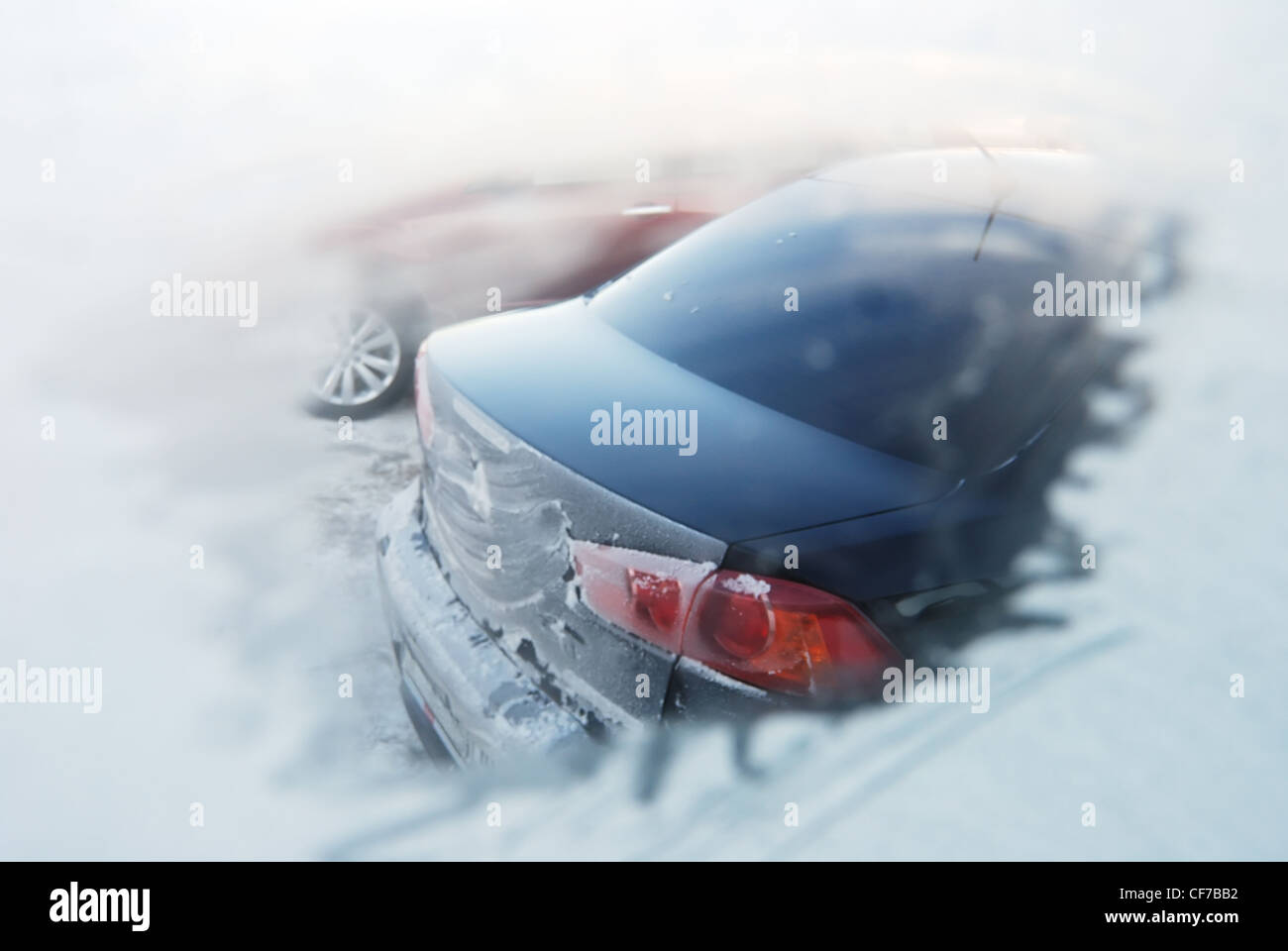 Blick auf das Auto durch das gefrorene Fenster Stockfoto