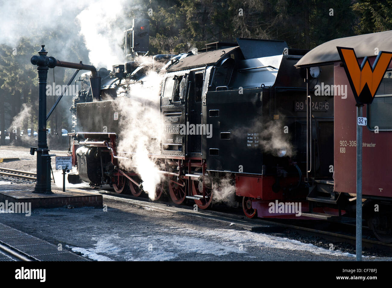 Auf Wasser - Dampflok ziehen einen Zug am Harz Bergbahn auf den brocken Stockfoto