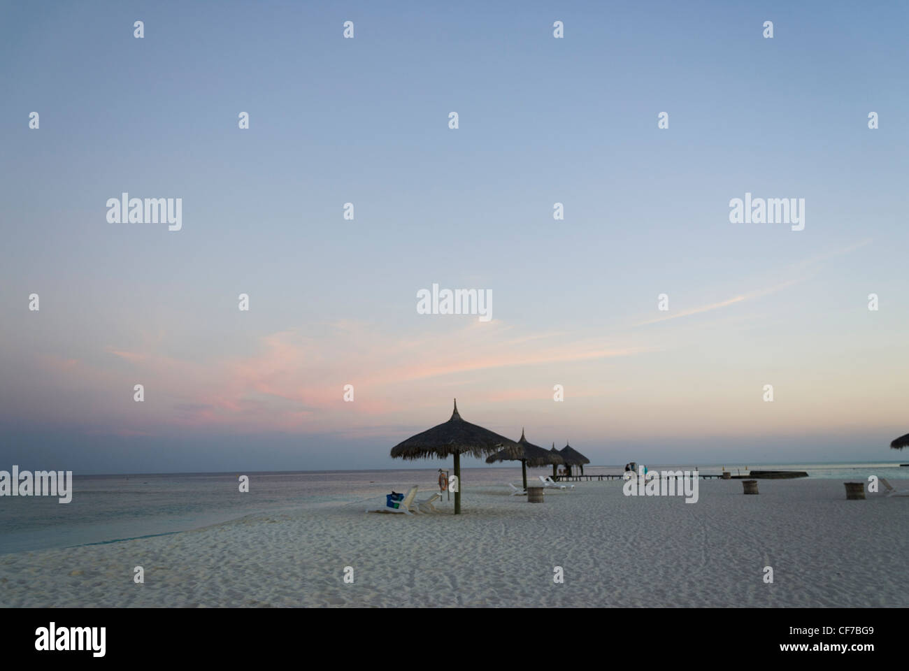 Sonnenuntergang auf der Insel-Resort von Veligandu in den Malediven. Stockfoto