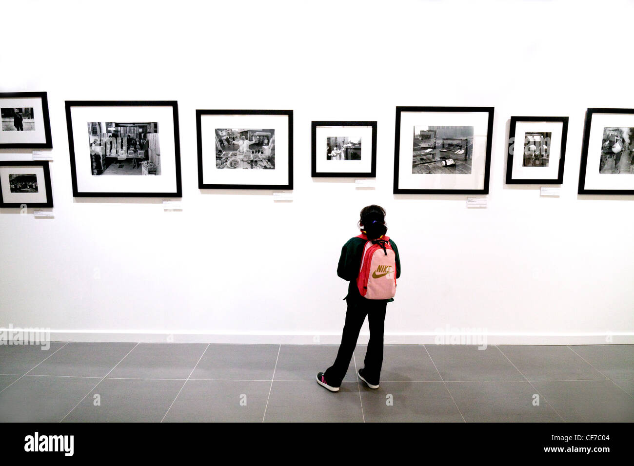 Ein junges Mädchen Blick auf Fotografien, die Getty Galerie, Einkaufszentrum Westfield Stratford London UK Stockfoto