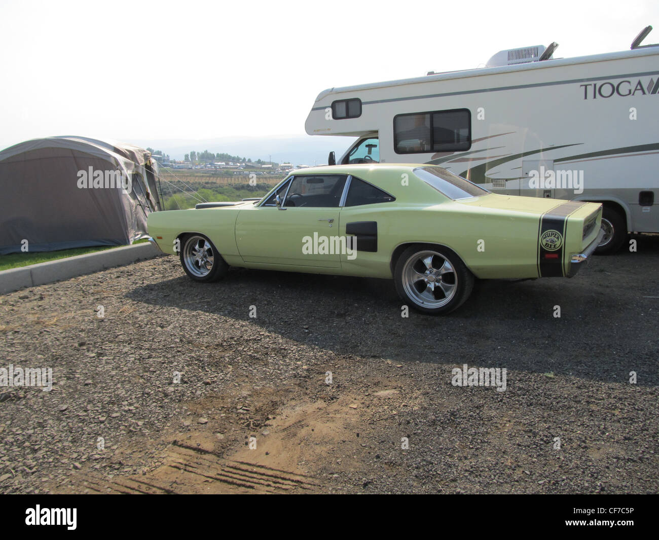 Oldtimer, Wohnmobil und Zelt Stockfoto