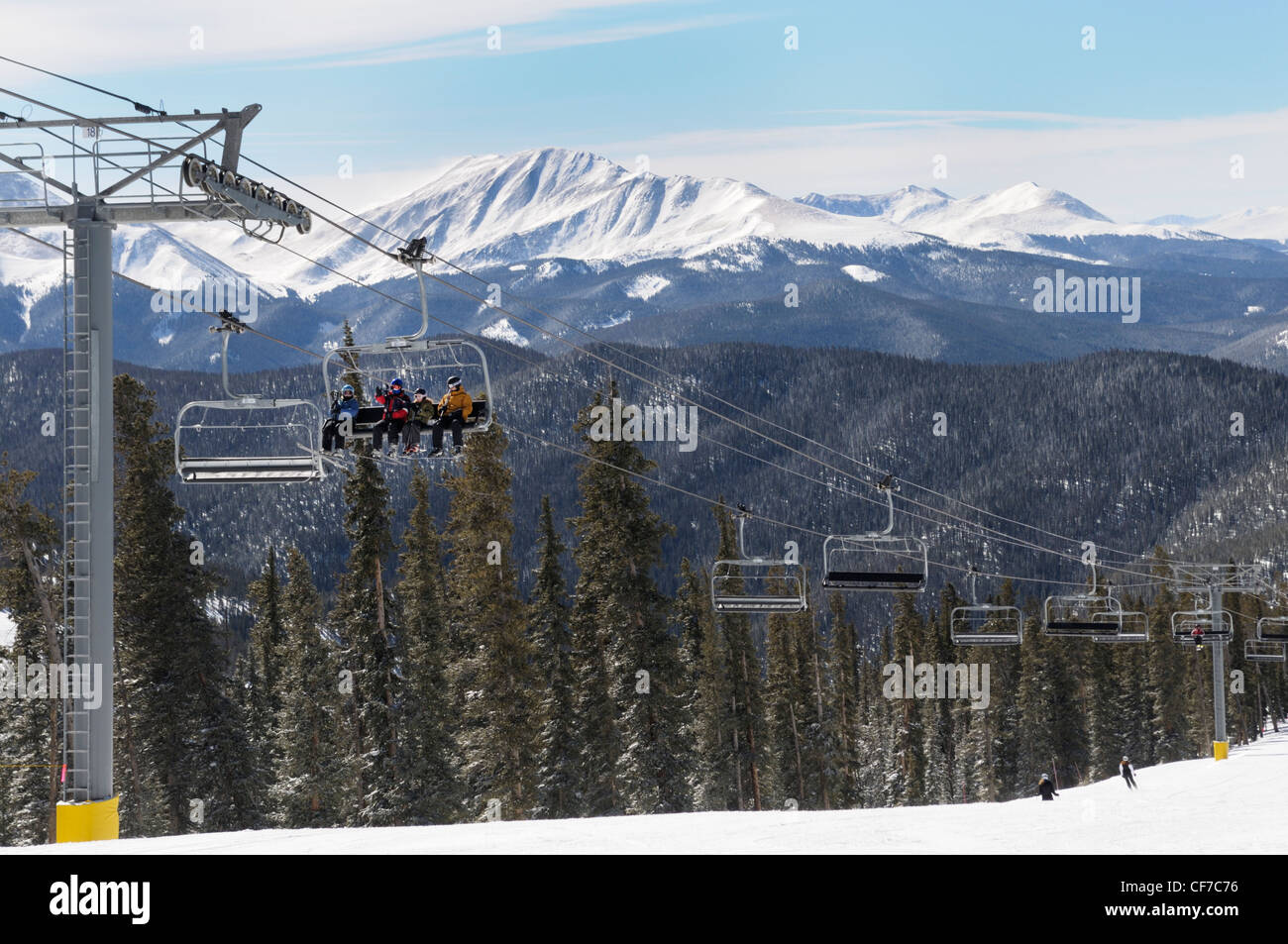 Sessellift bringt Skifahrer auf den Gipfel, Keystone Resort, Colorado Stockfoto