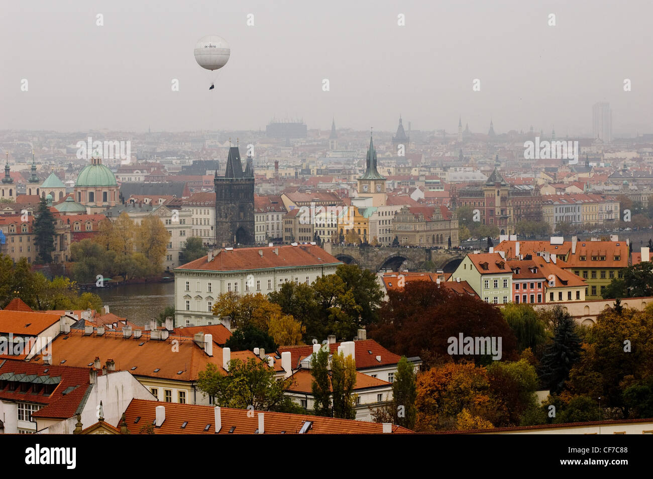 Skyline von Prag an einem nebligen Tag im Herbst Stockfoto