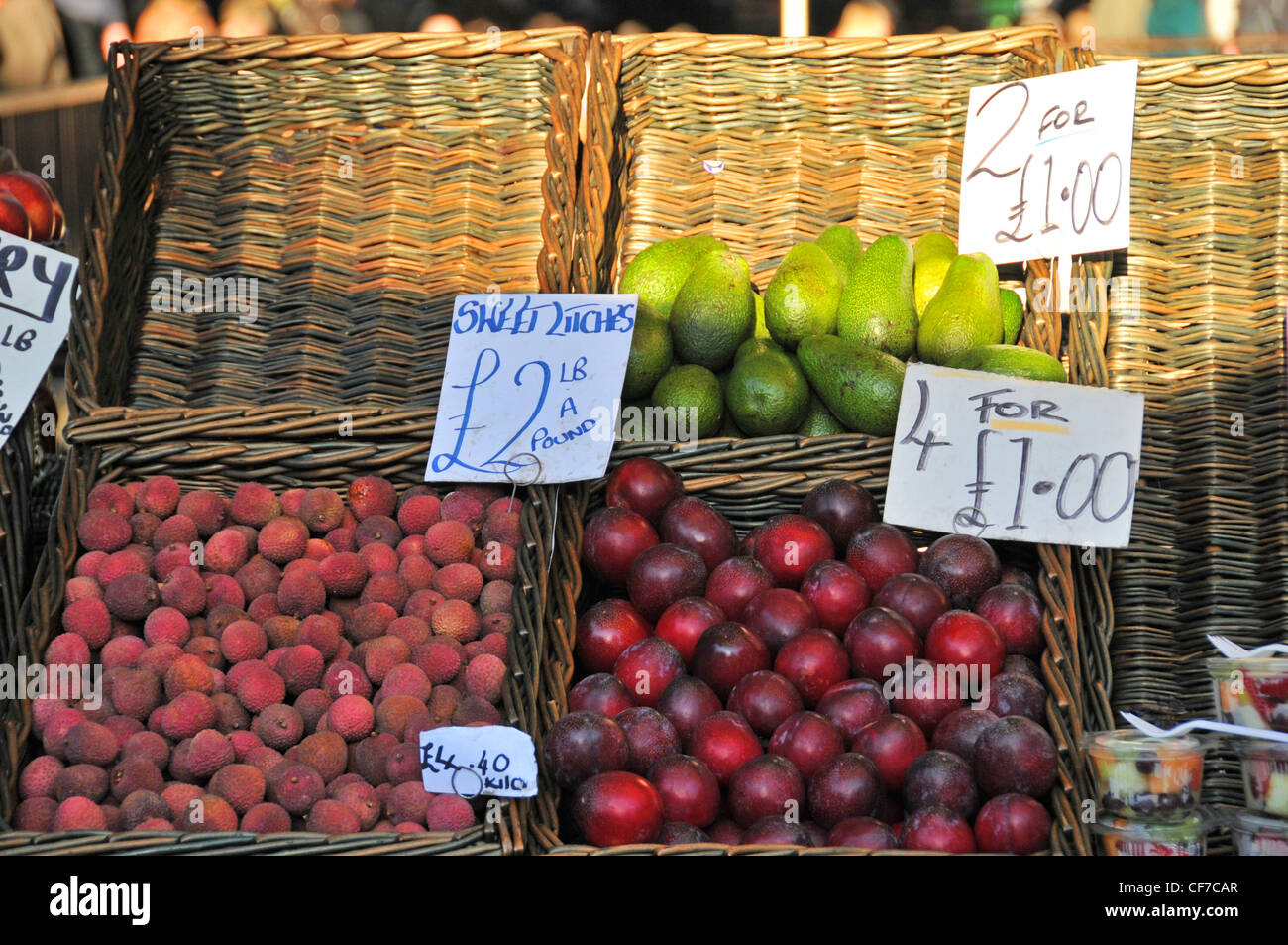 Frisches Obst stand Pflaumen Litschi Birnen fünf pro Tag Stockfoto