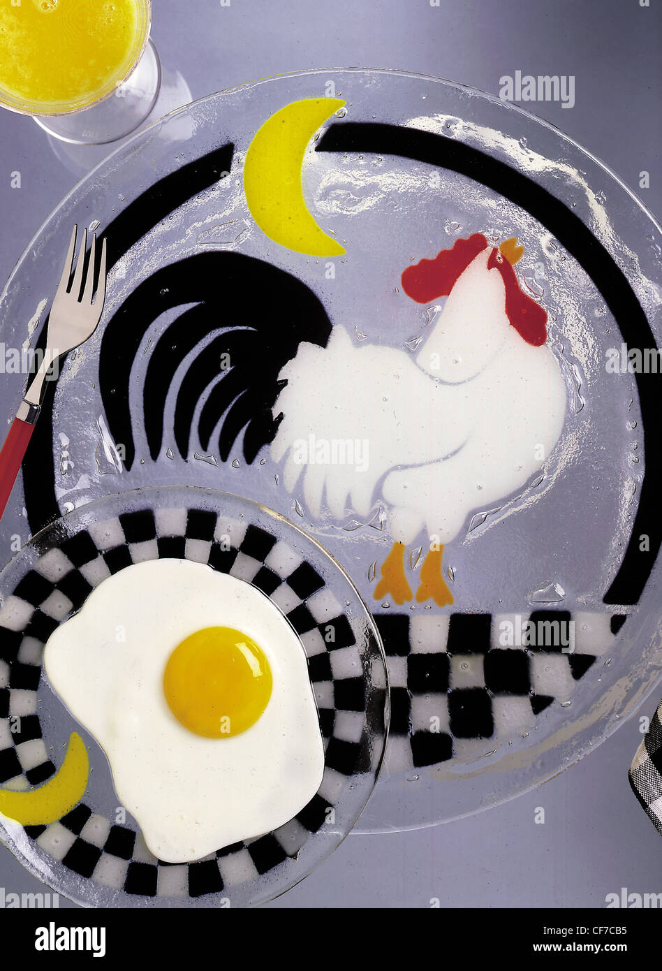 Farbfoto Stillleben von einem Spiegelei mit einer Glasplatte Hahn. Stockfoto