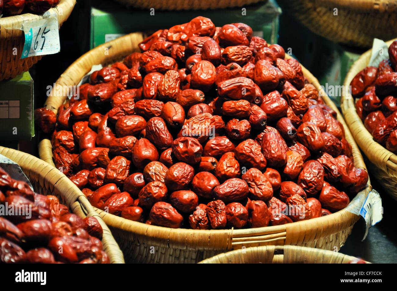 ein Korb mit roten Früchten auf einem Markt Stockfoto
