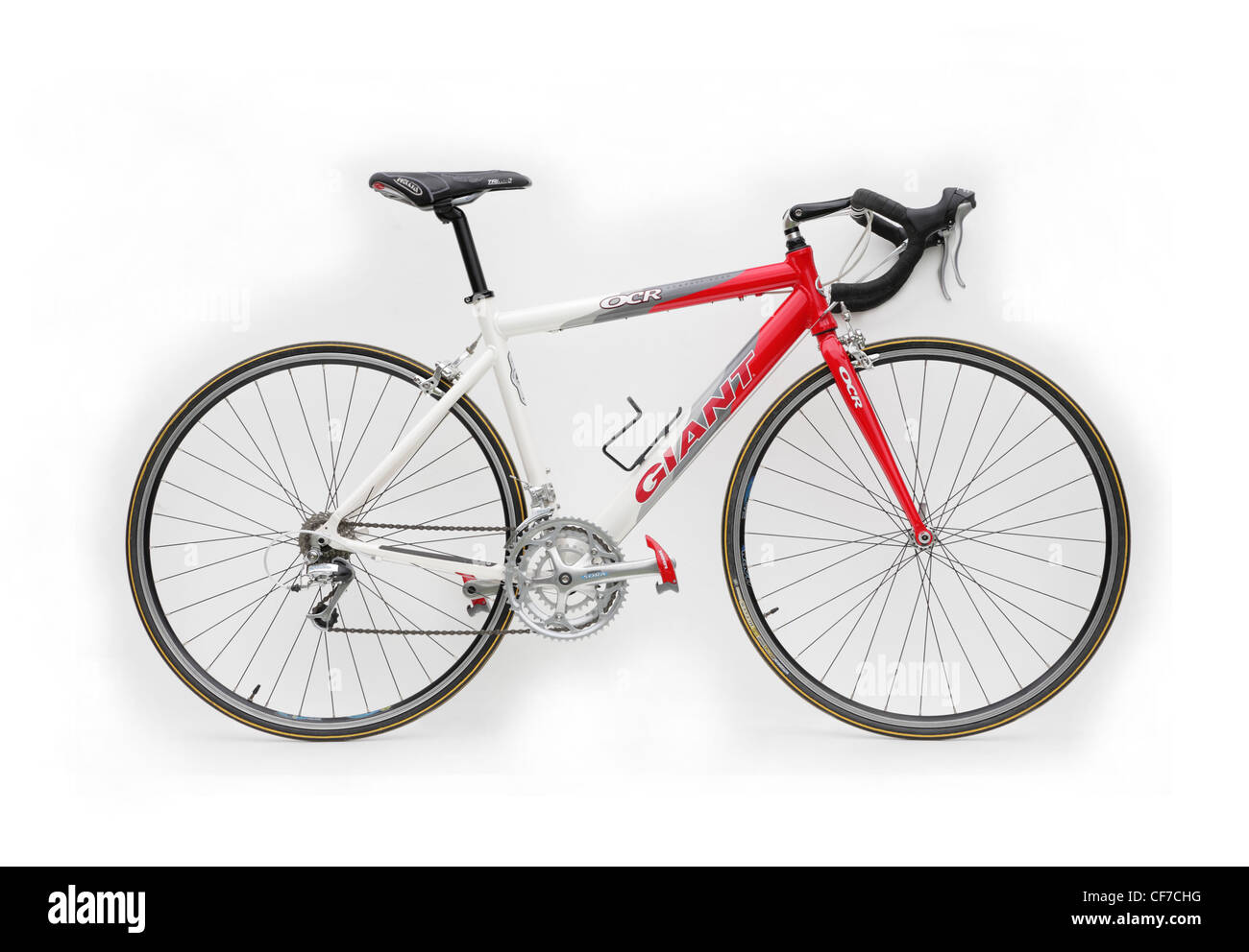 Ausschnitt einer Riesen-Marke racing Bike Zyklus mit clipless Look Pedalen isoliert auf weißem Hintergrund Stockfoto