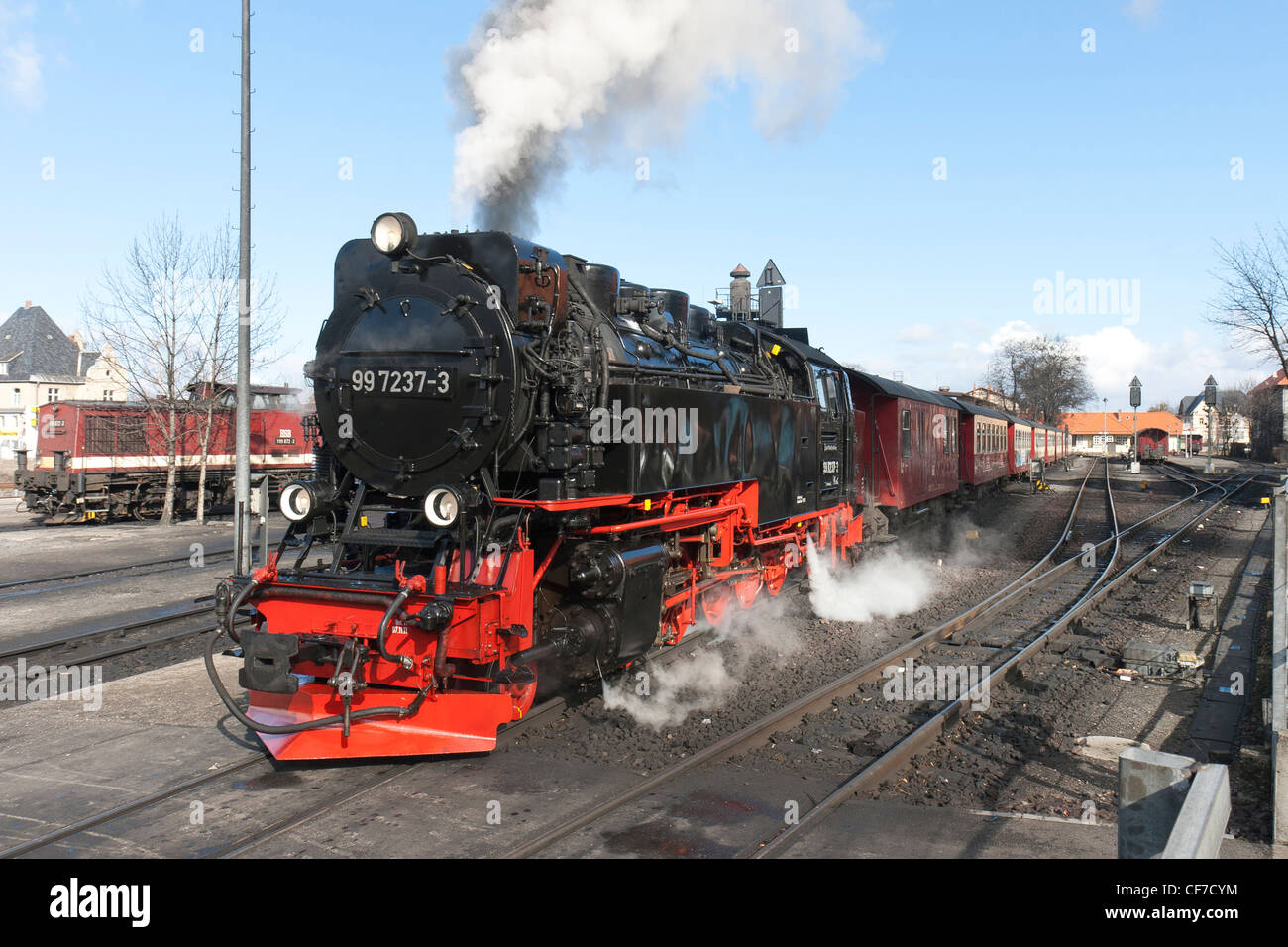 Dampflok der Harzer Bergbahn verlassen Wernigerode ziehen einen Zug auf den Brocken Stockfoto