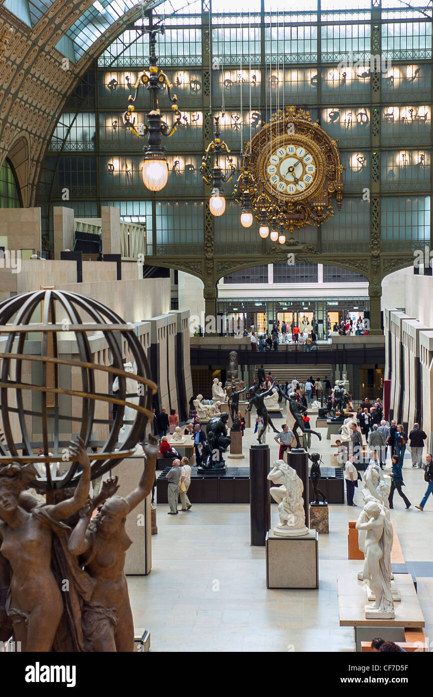 Paris, Frankreich - Innenansicht Hauptgeschoss im 'Orsay Museum', mit großer Uhr, Musée d'orsay, Bahnhofsuhr Stockfoto