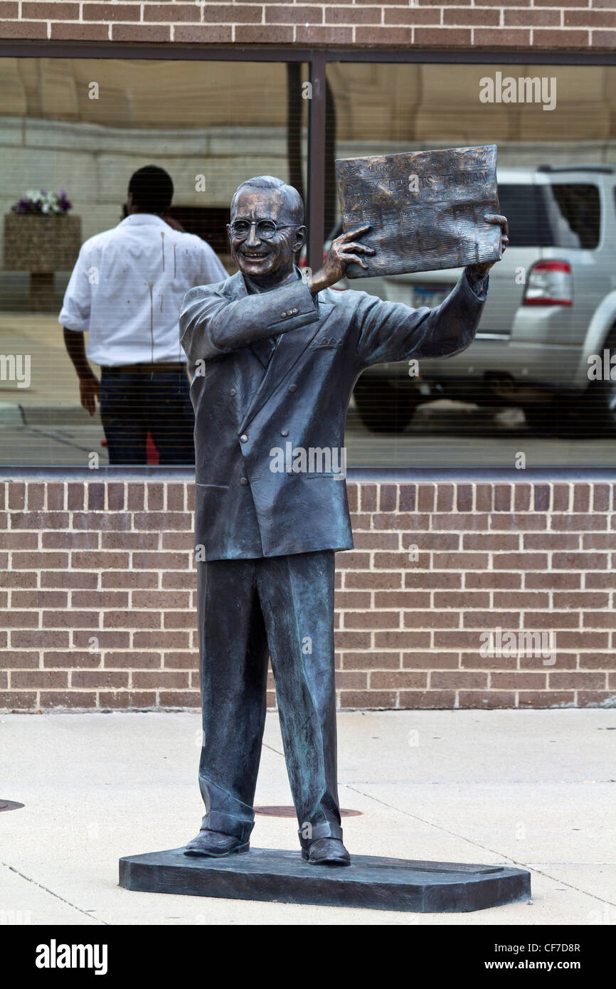 Rapid City South Dakota Innenstadt in den USA historische Bronzestatue des US-Präsidenten Harry S. Truman in der City Street Daily Life vertikal High-res Stockfoto