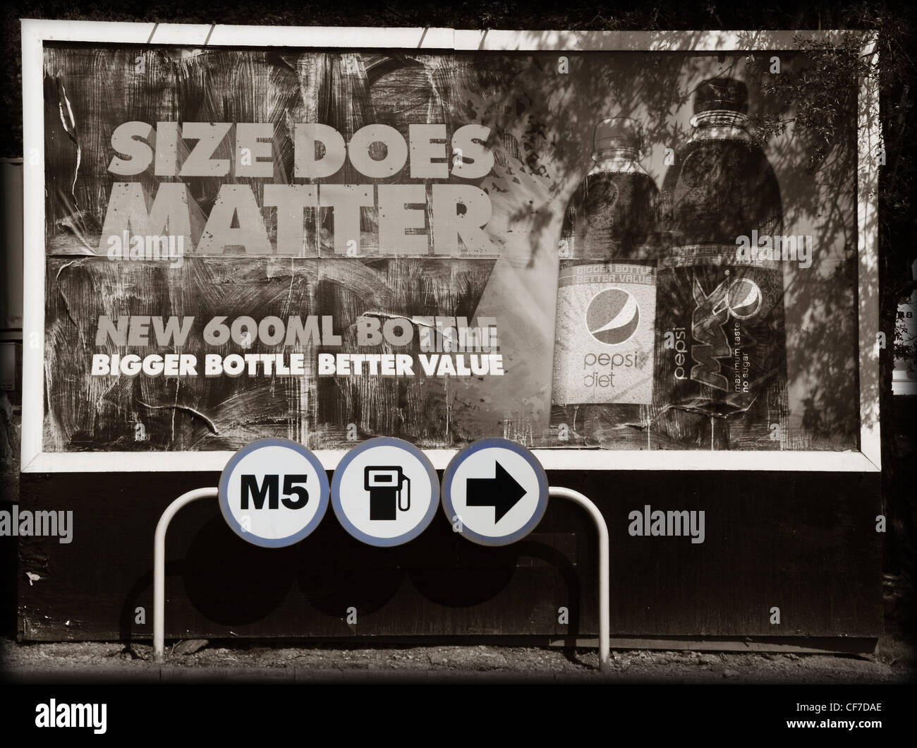Größe spielt Poster bei M5 offen Benzin Kraftstoff Servicebereich Stockfoto