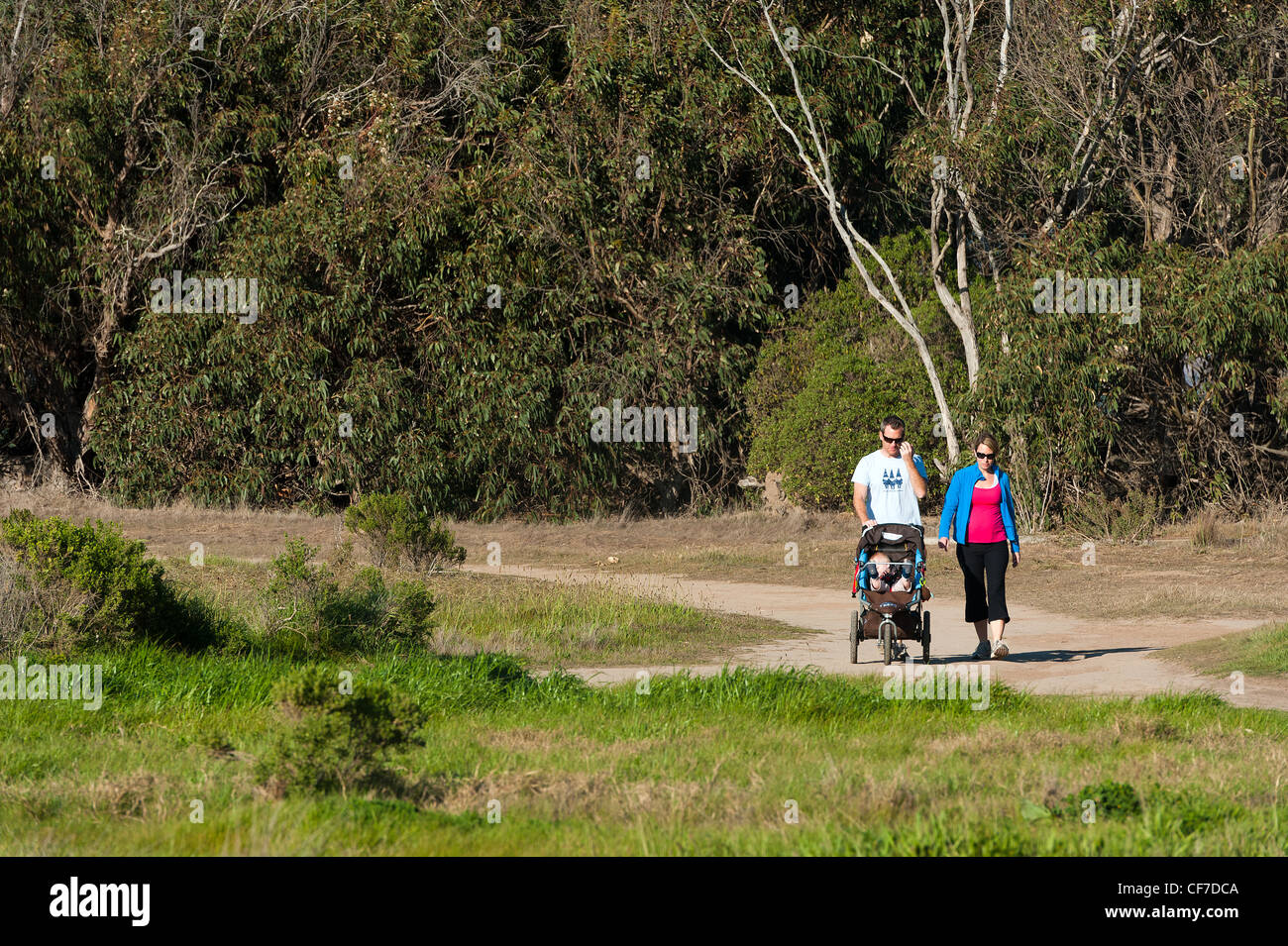 Eine Familie Spaziergänge auf Ellwood Bluffs, Goleta, Kalifornien. Stockfoto