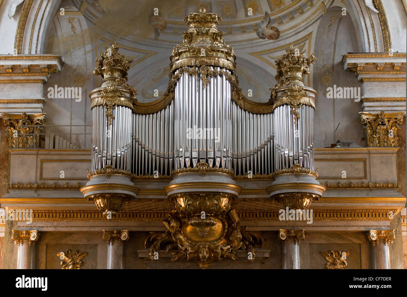 Orgel in der Kapelle des königlichen Palastes (Kungliga Slottet) in Stockholm. Stockfoto