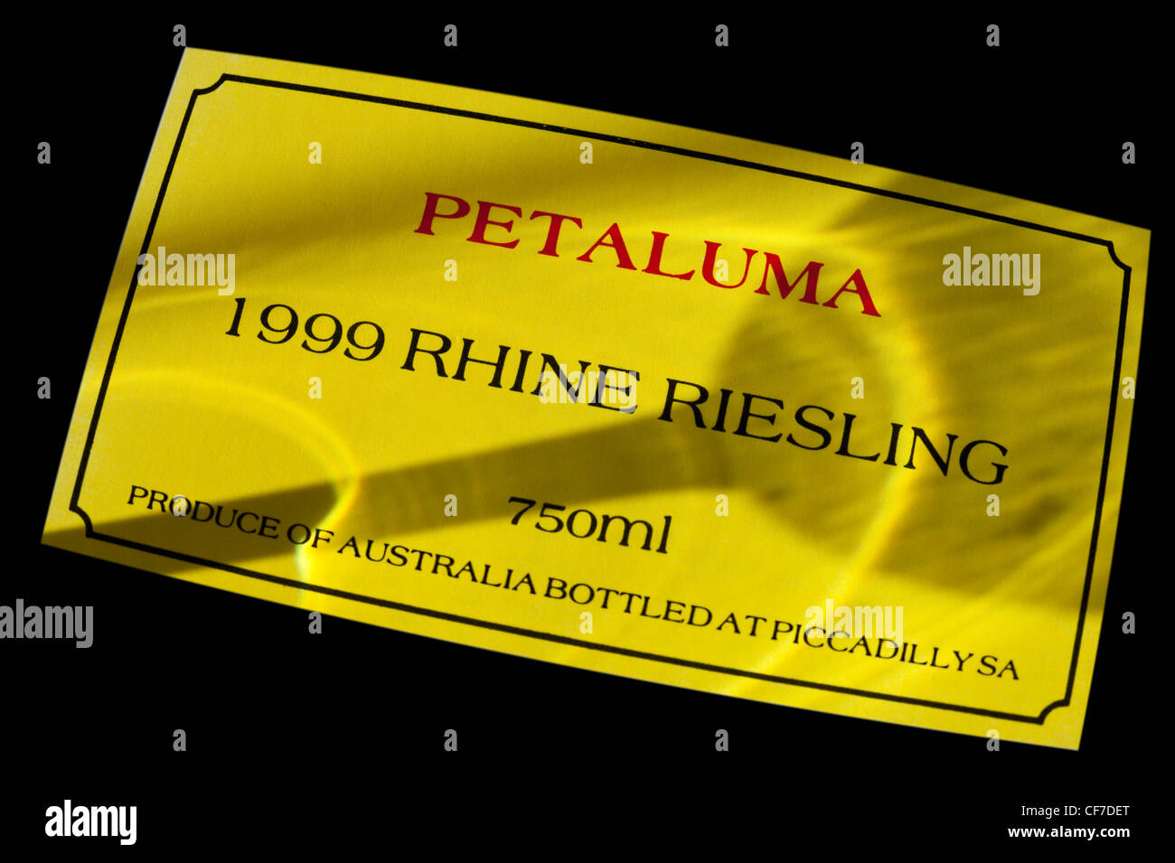 1999 Petaluma Rheinriesling Weinflaschenetikett mit Schatten von Weinverkostungsglas Clare Valley, South Australia, Australien Stockfoto