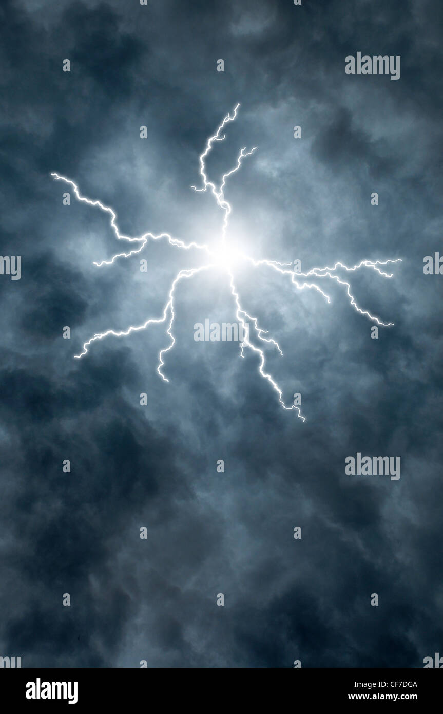 Dunkle Wolken mit Blitzen aus Zentrum in alle Richtungen gehen Stockfoto