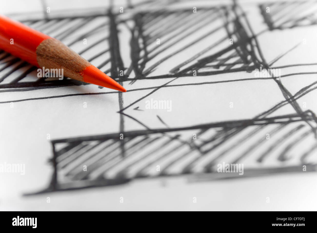 Orange Bleistift auf Transparentpapier mit Skizzenlinien. Stockfoto