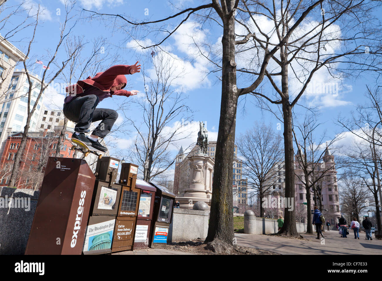 Skateboarder springen über Zeitung Dispenser - Washington DC USA Stockfoto