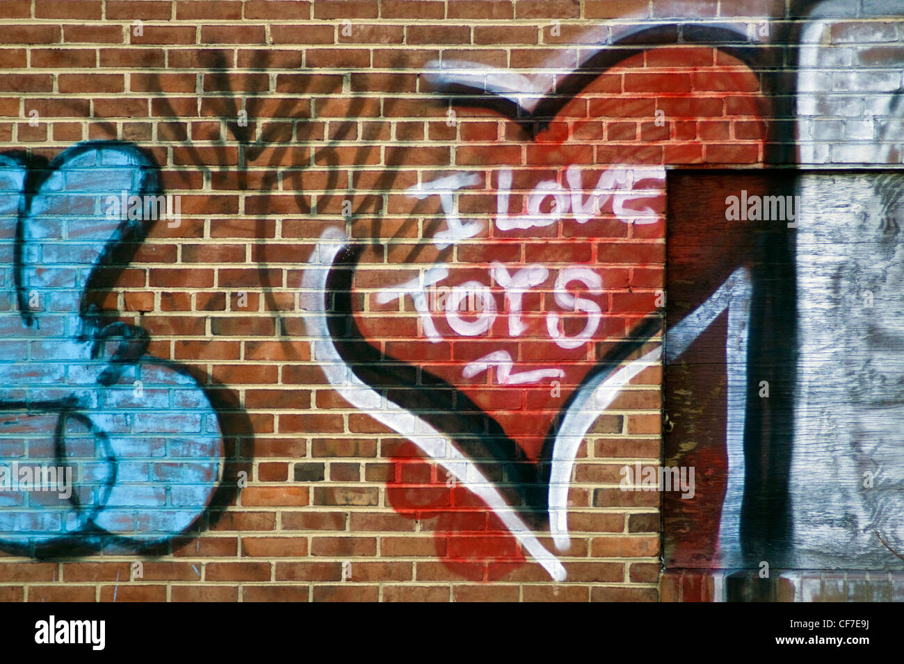 "Ich liebe Spielzeug" Graffiti lackiert auf eine Backsteinmauer Lager in Shirlington unincorporated Stadtgebiet Arlington County Stockfoto