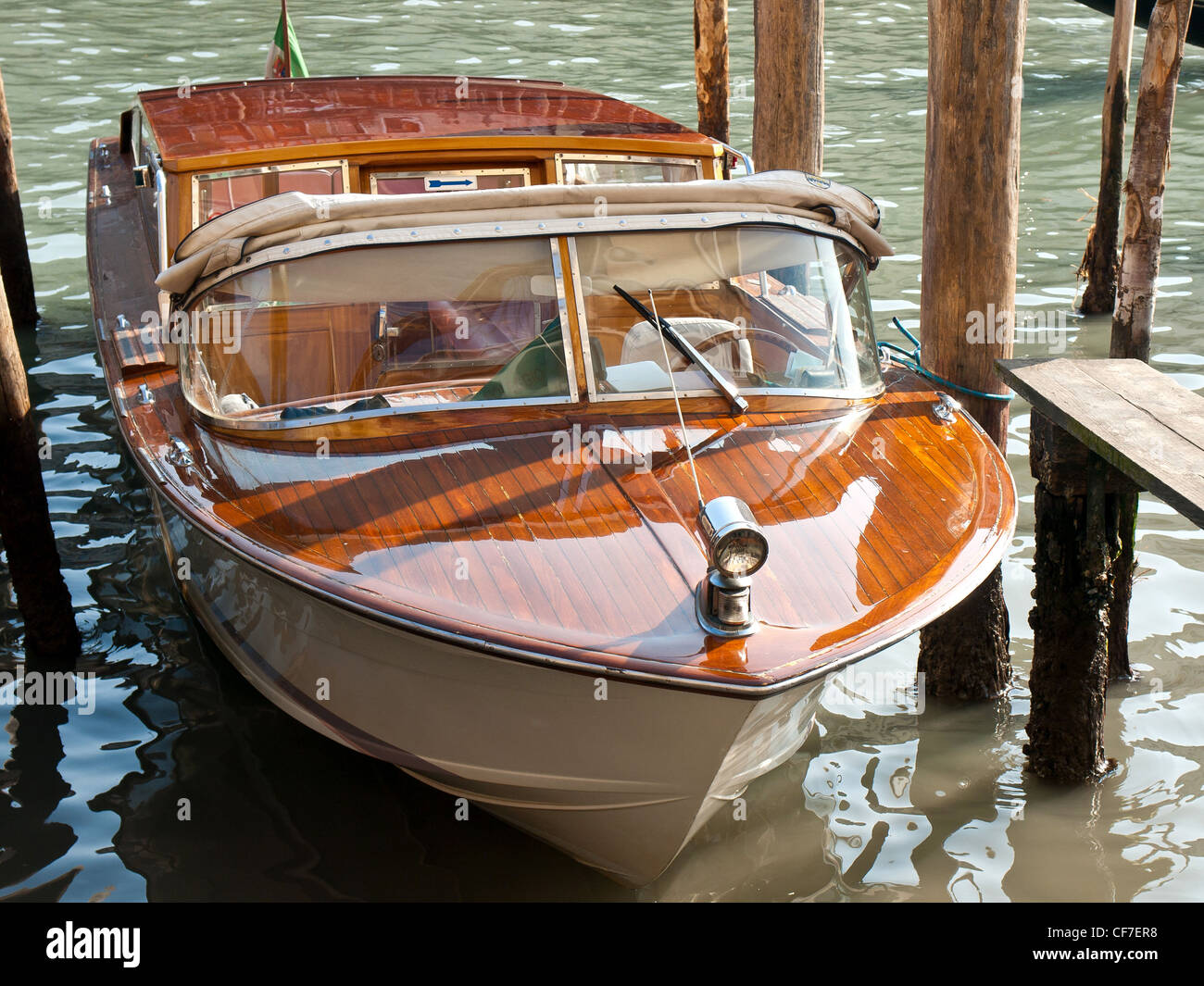 hölzerne Riva Boot geparkt auf dem Kanal in Venedig Stockfoto