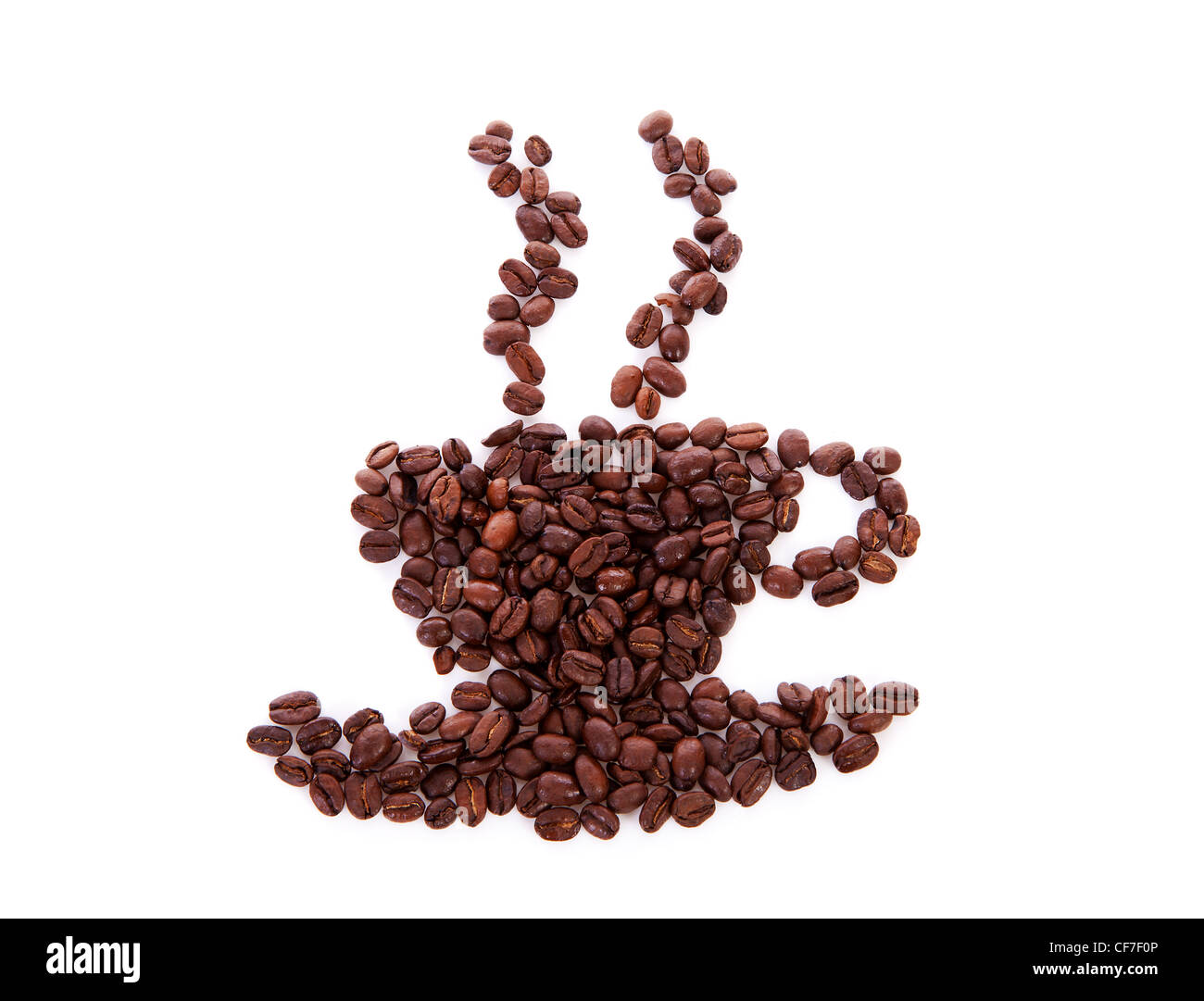 Kaffeebohnen in eine Form der Tasse mit Dampf über weißem Hintergrund angeordnet Stockfoto