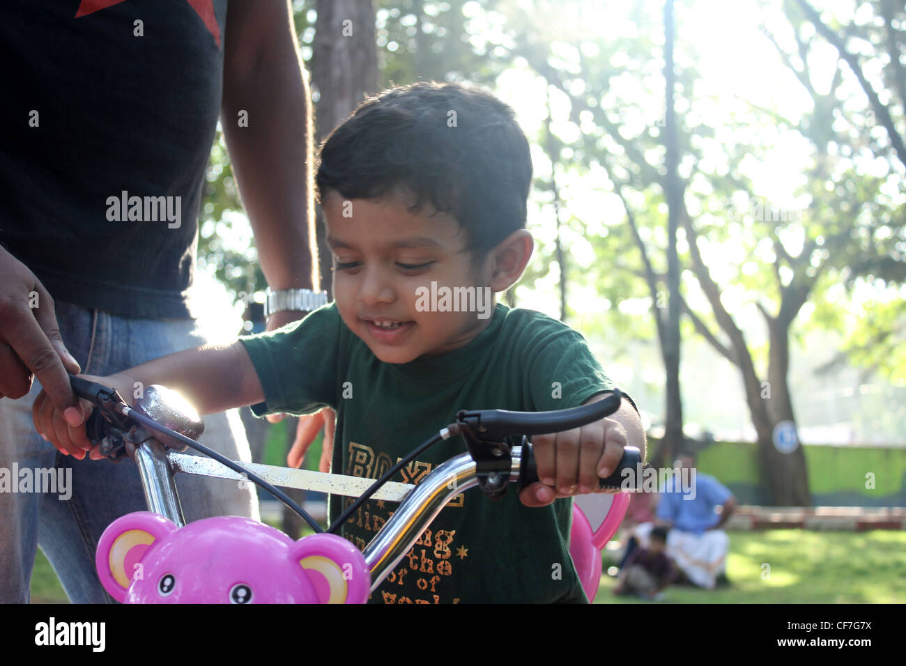 3 Jahre alten asiatischen Jungen, Radfahren Stockfoto